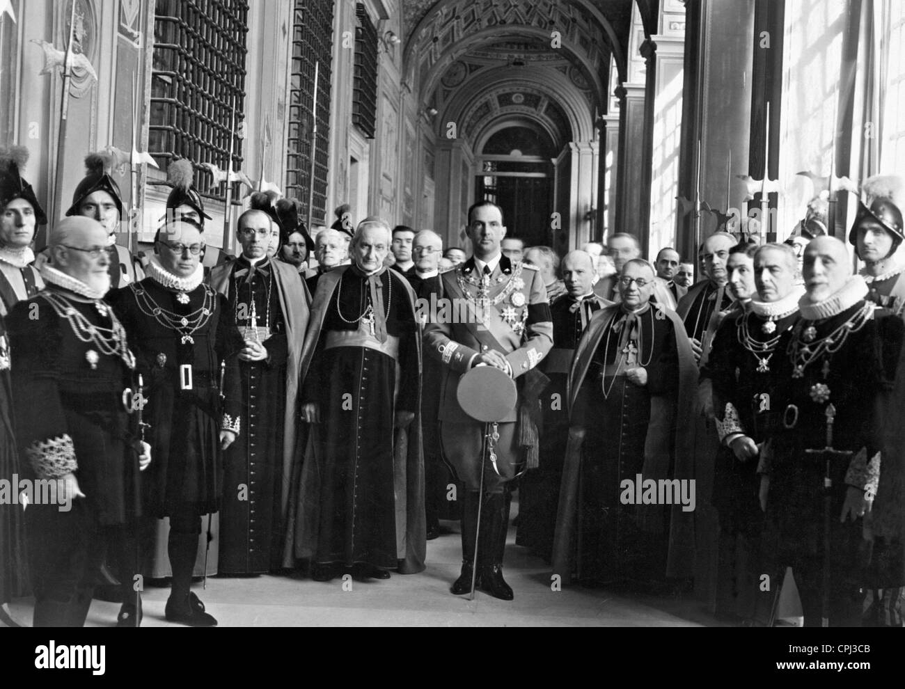 Visita del principe ereditario Umberto di Italia in Vaticano sulla morte del Papa Pio XI 1939 Foto Stock