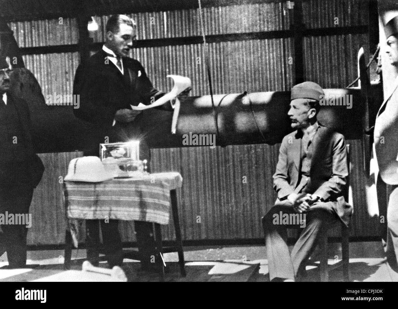 King Faisal I dell'Iraq In apertura di un pozzo di petrolio Foto Stock