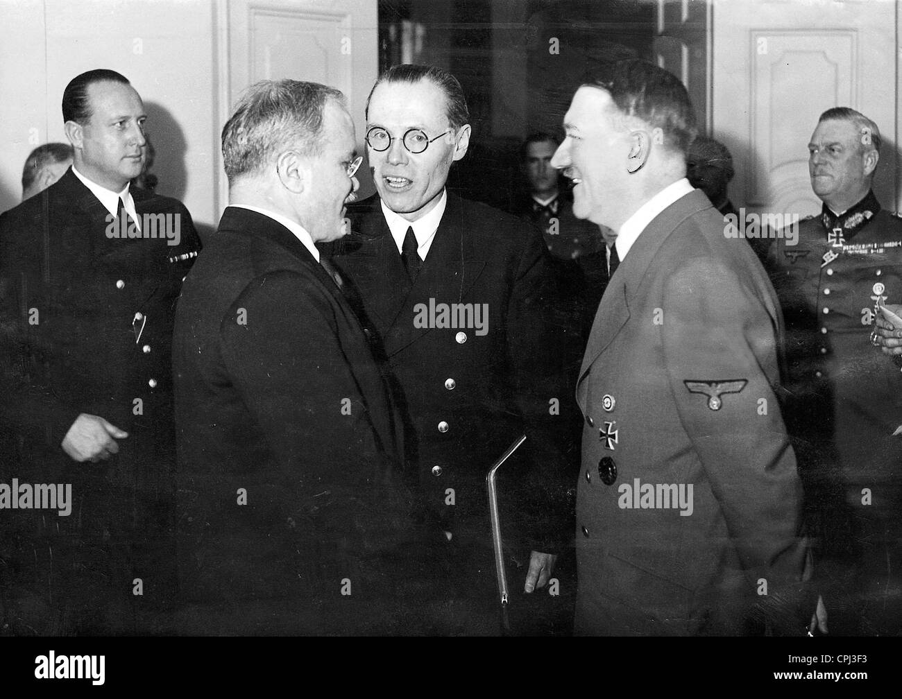 Vyacheslav Mikhailovich Molotov, Segretario agli Affari esteri dell'Unione Sovietica, parlando con Adolf Hitler durante una visita di stato, 12-13th Foto Stock