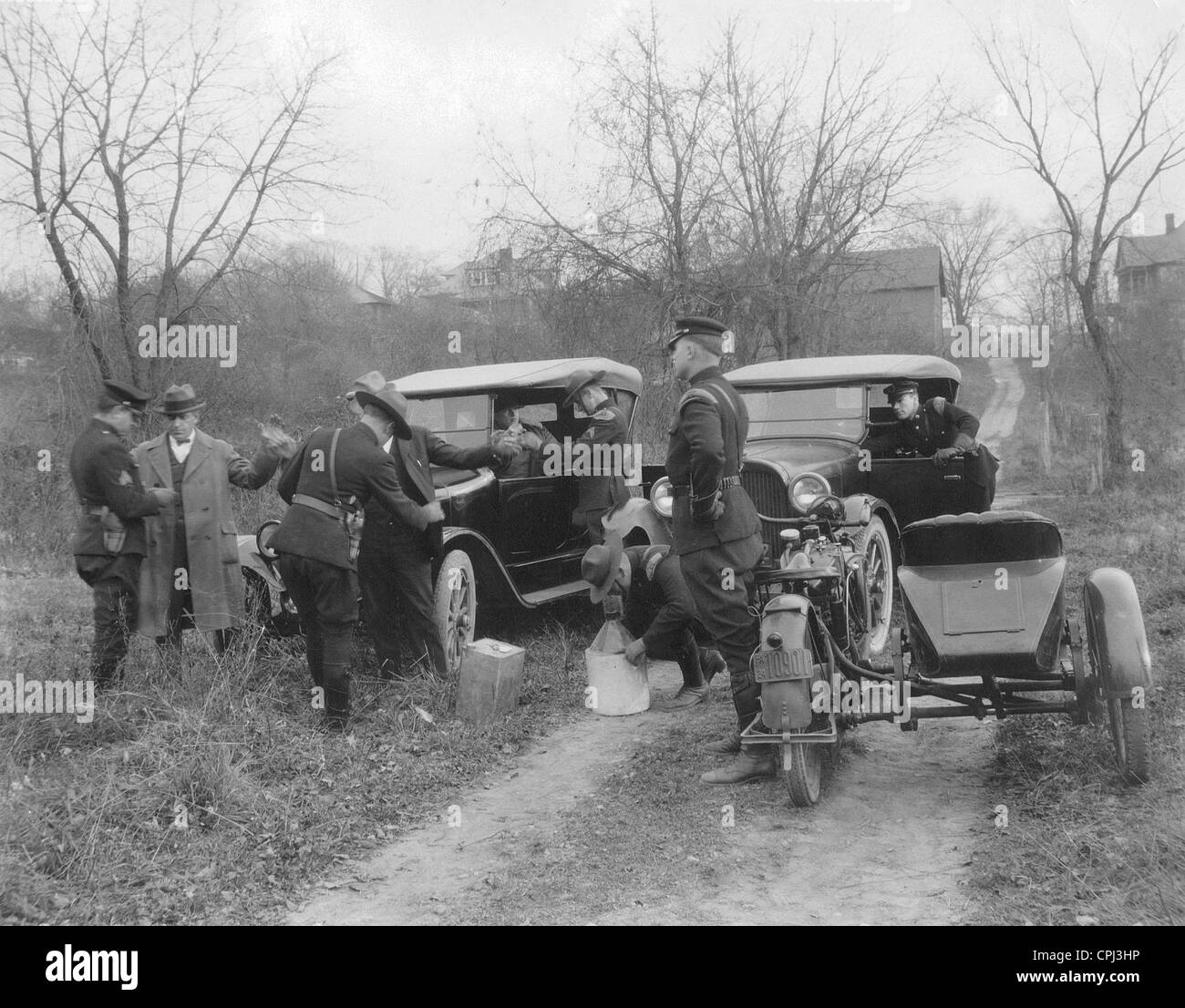 Il raid della polizia contro il contrabbando di alcol negli USA, 1929 Foto Stock