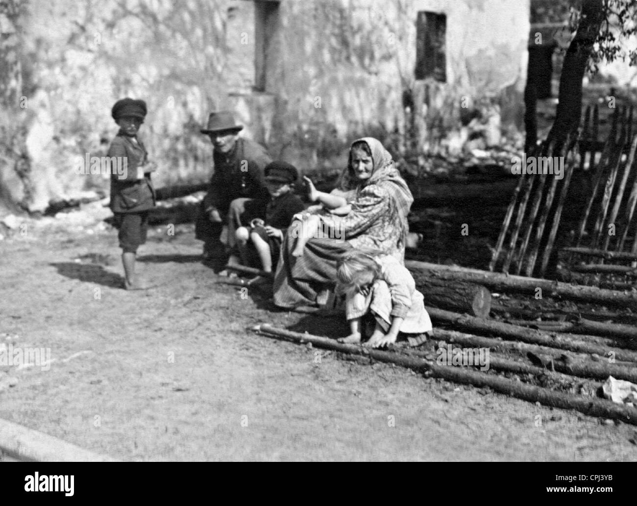 Famiglia contadina dopo l'insurrezione polacca in Alta Slesia, 1921 Foto Stock