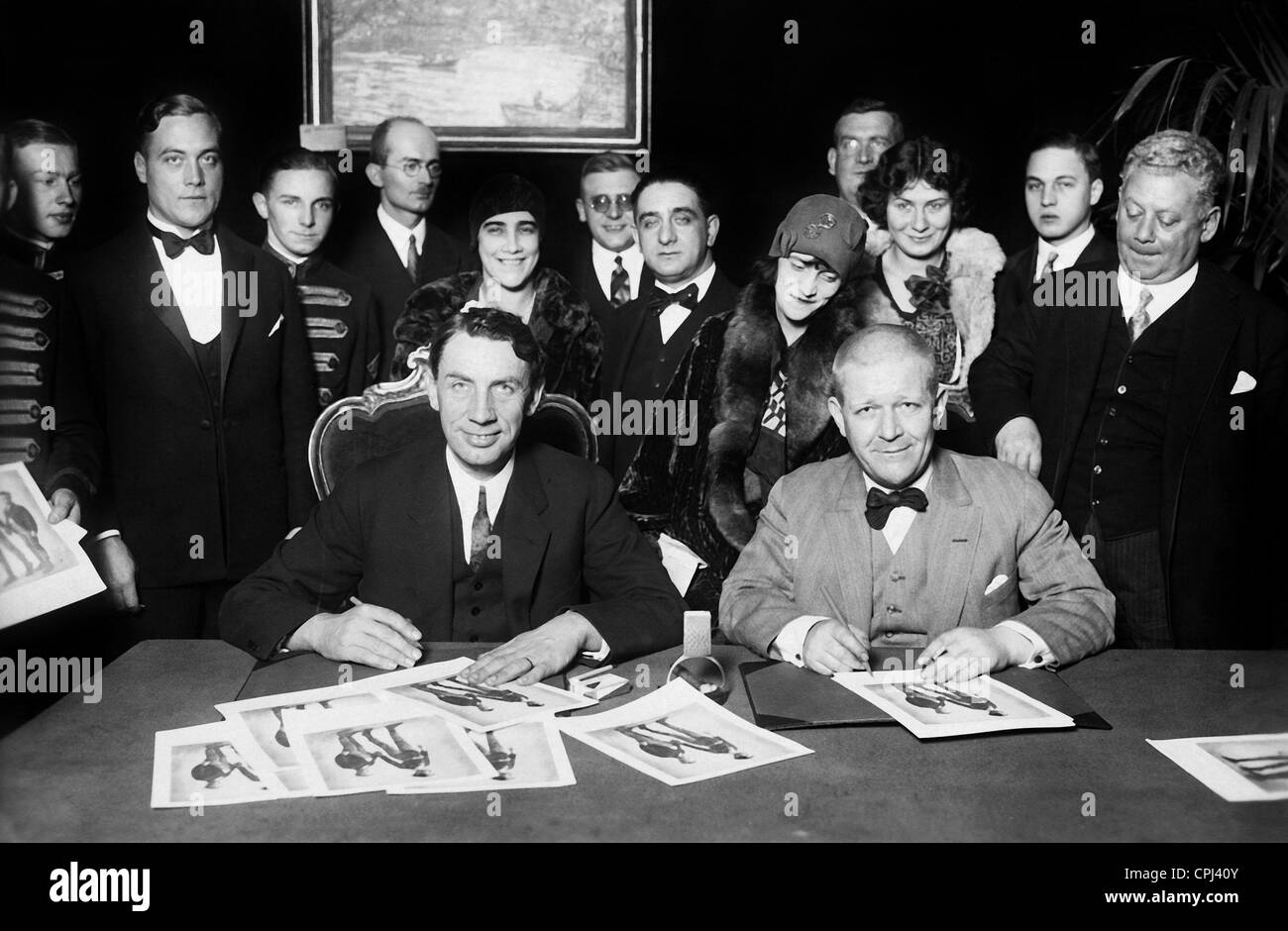 Carl Schenstrom e Harald Madsen in una sessione di autografi, 1928 Foto Stock