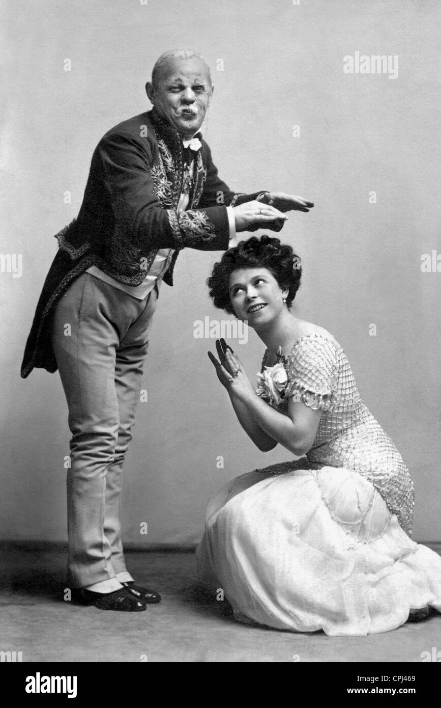 Max Pallenberg e Louise Kartousch in 'Il Conte di Lussemburgo", 1910 Foto Stock