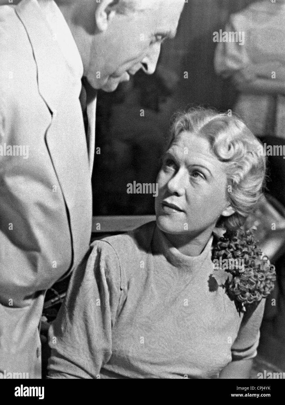 Robert Taube e Fita Benkhoff in "Flucht vor dem Reichtum', 1937 Foto Stock