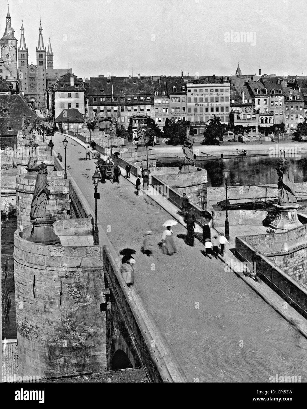 La Alte Mainbruecke (vecchio ponte sul fiume Main) a Würzburg, 1905 Foto Stock