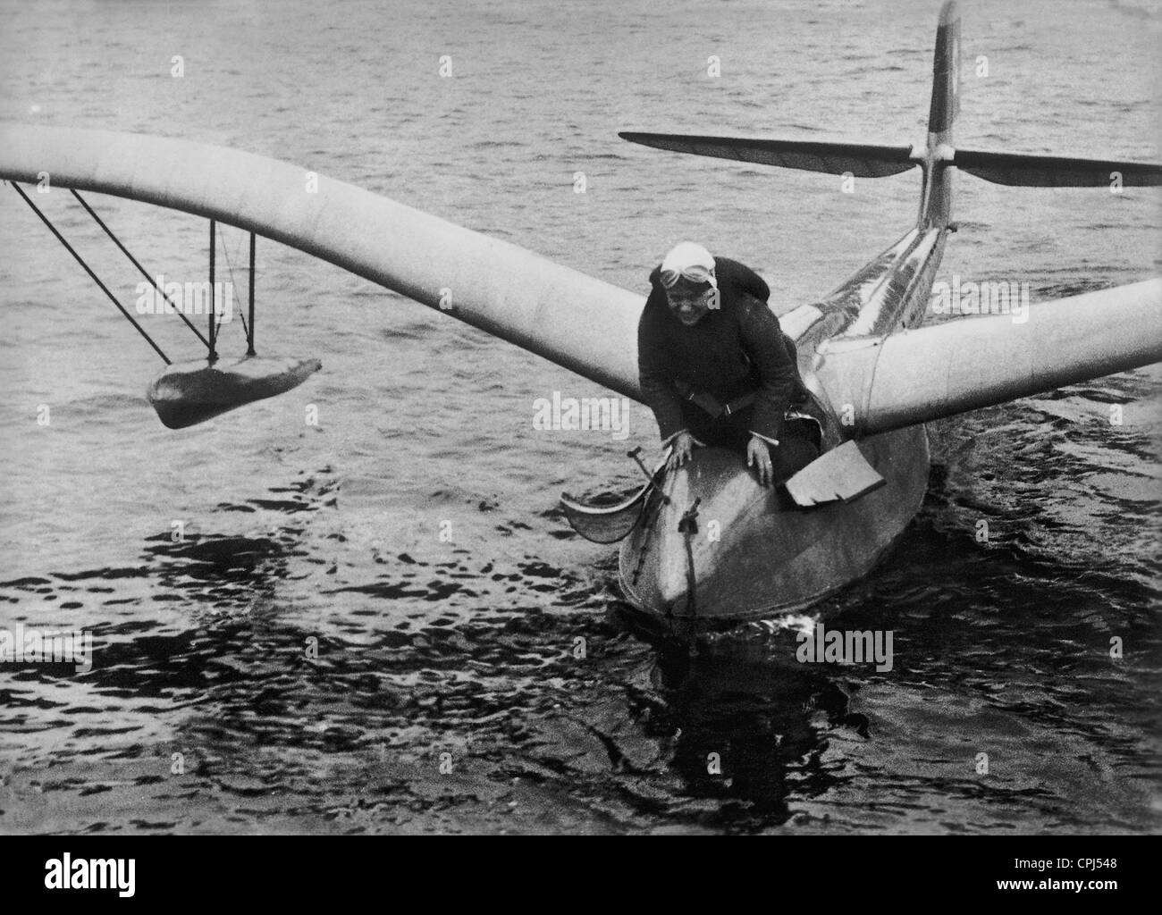 Hanna Reitsch dopo lo sbarco del suo mare glider 'Sea Eagle", 1935 Foto Stock