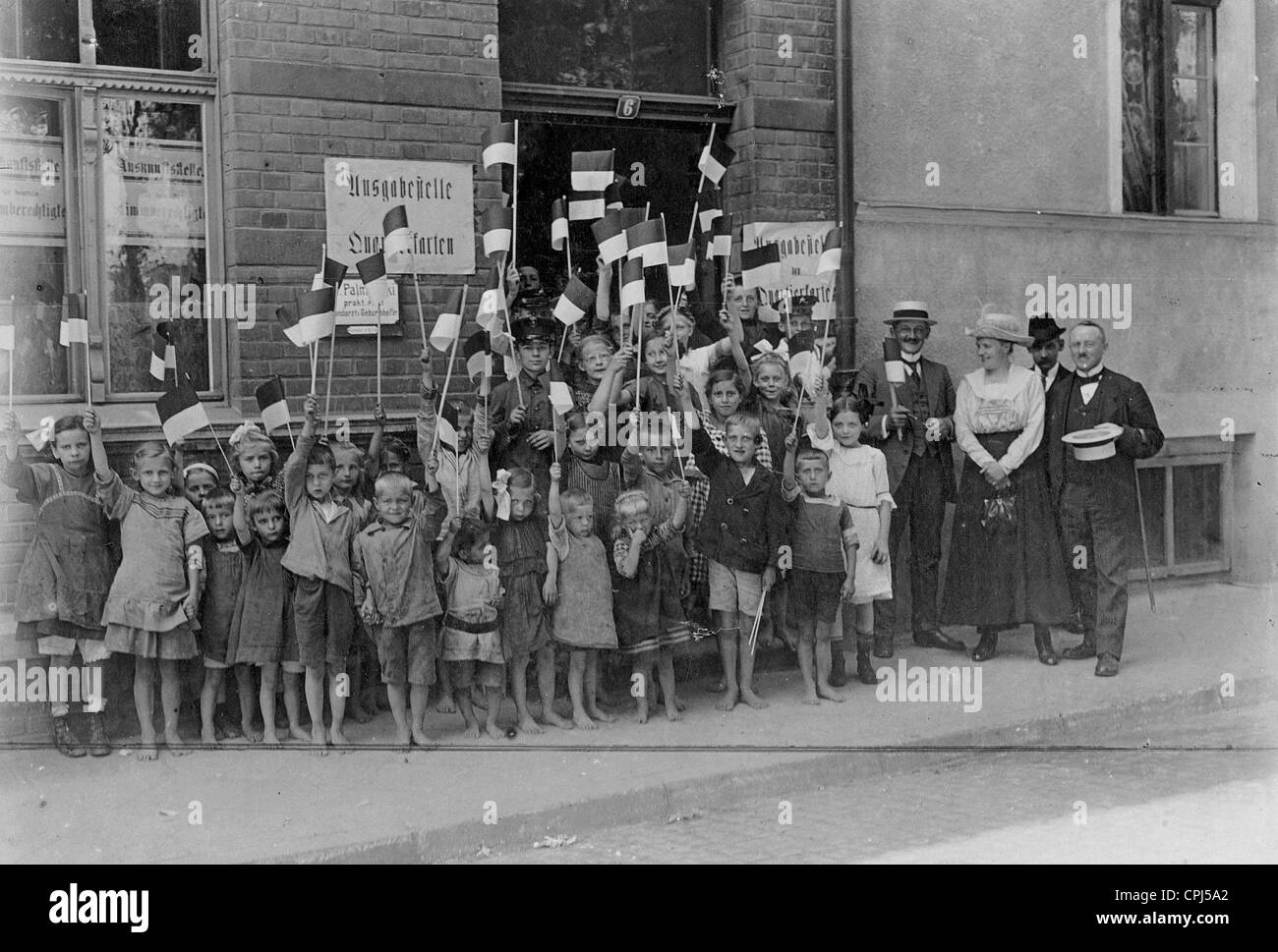 I bambini tedeschi di fronte ad una assegnazione di alloggi centro durante il referendum in Occidente la Prussia, 1920 Foto Stock