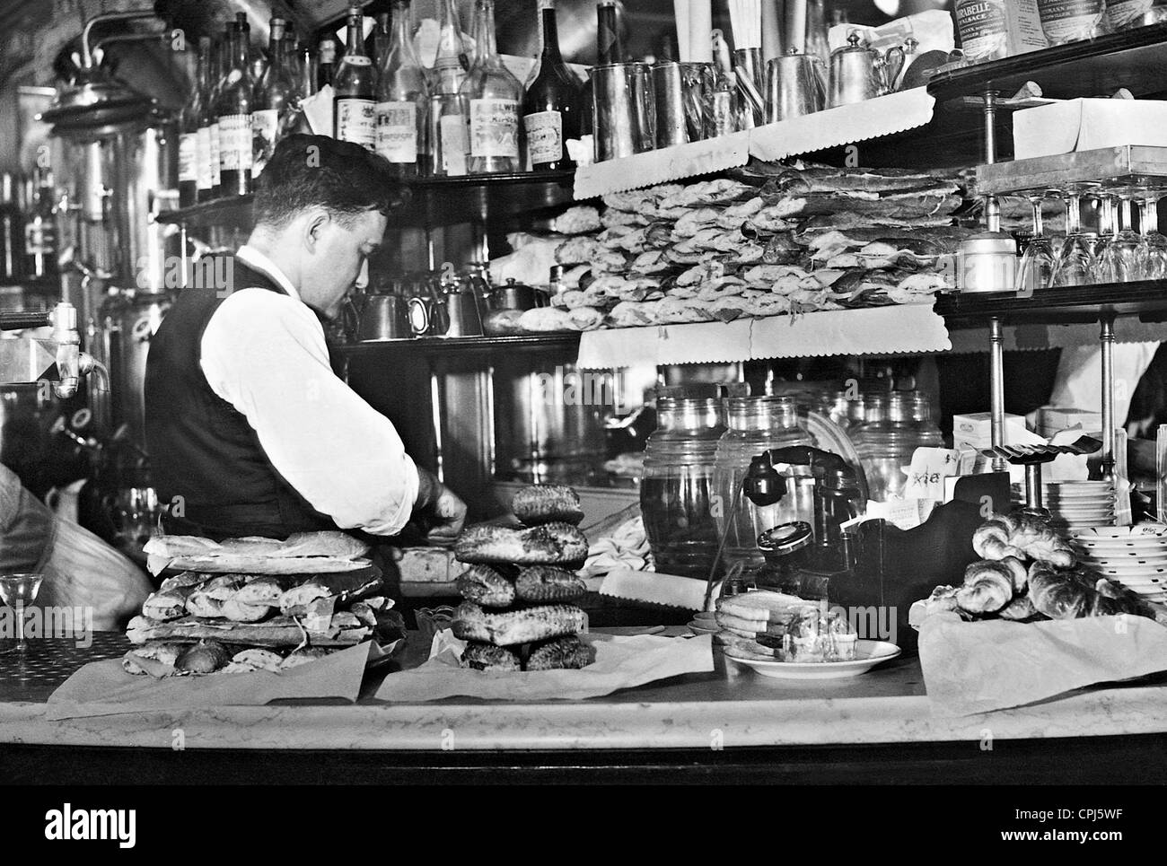 Sandwich sul bancone di un bar di Parigi, 1936 Foto Stock