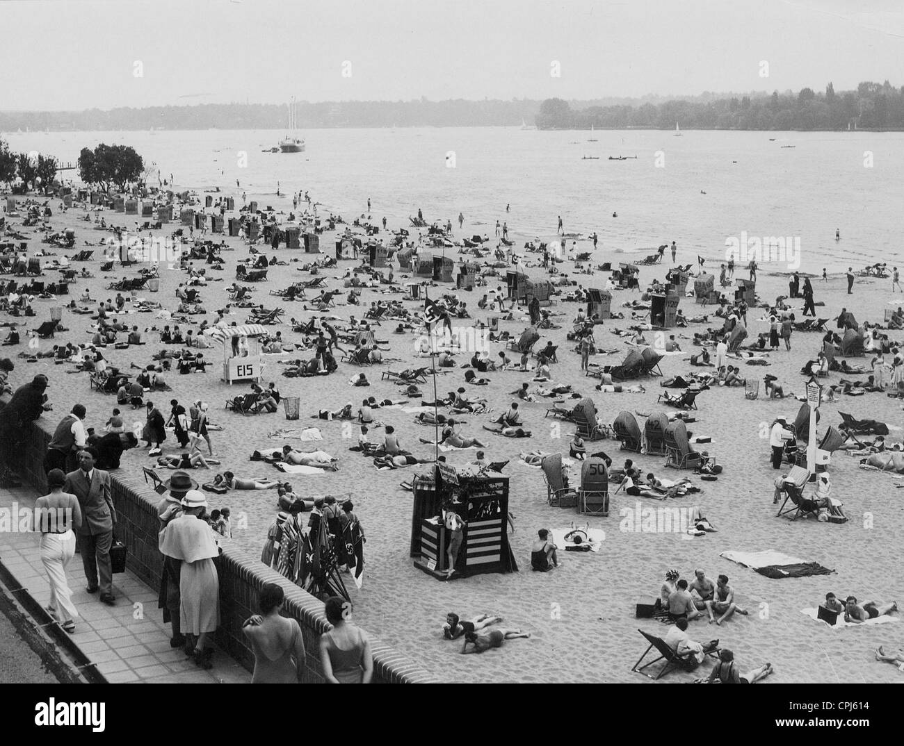 Bagnanti sulla spiaggia, 1934 Foto Stock