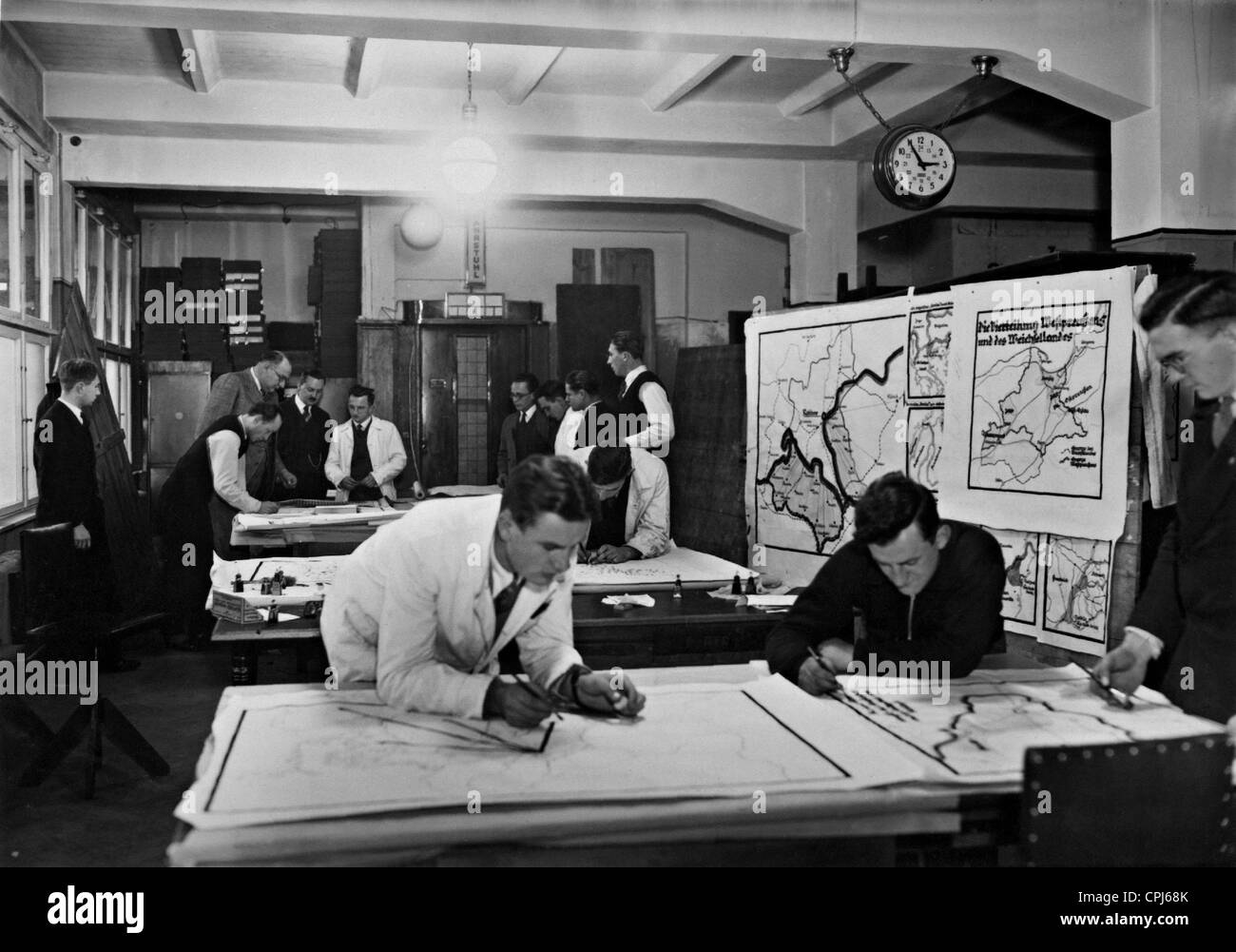 Gli studenti disegnare mappe della ex Germania orientale territori Foto Stock