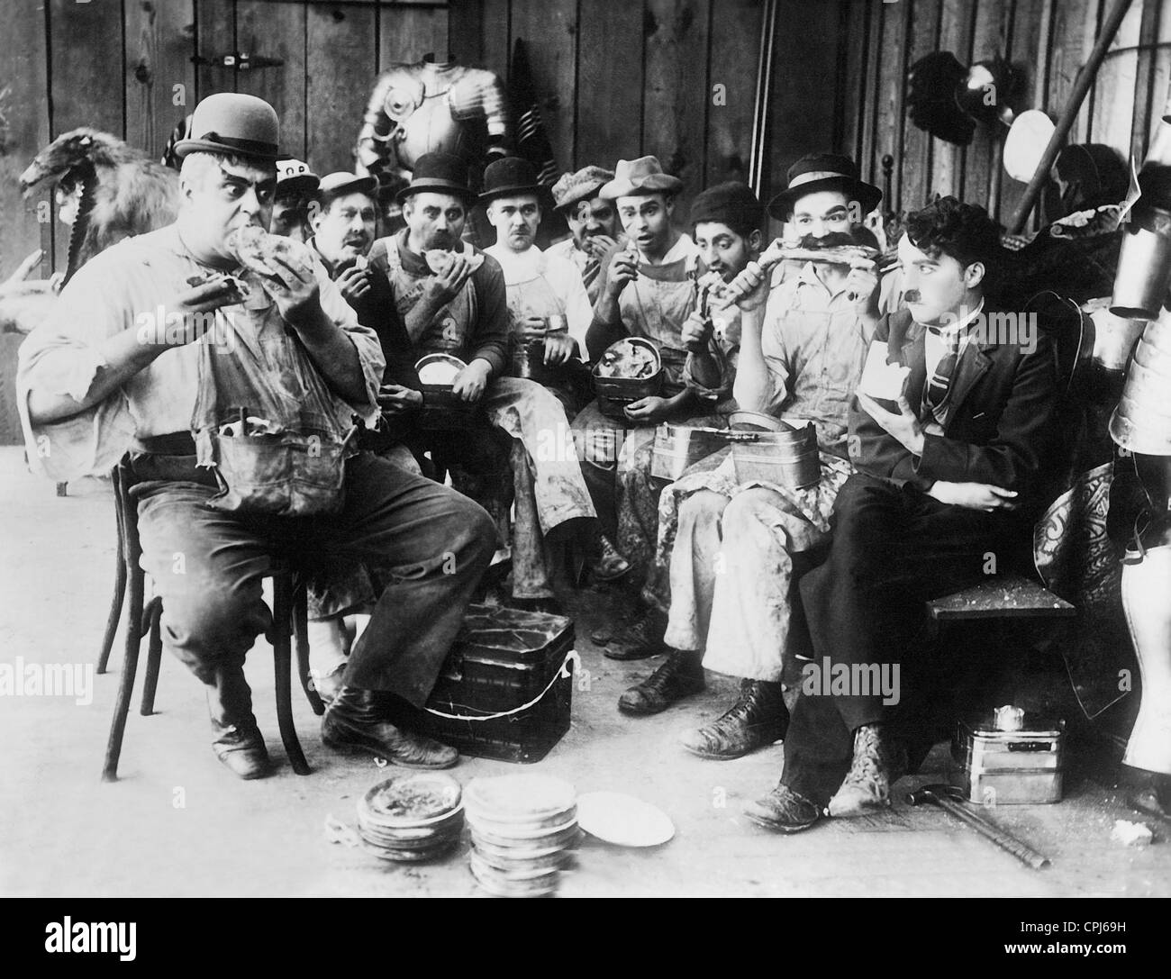 Eric Campbell, Albert Austin e Charles Chaplin nel 'dietro lo schermo', 1916 Foto Stock