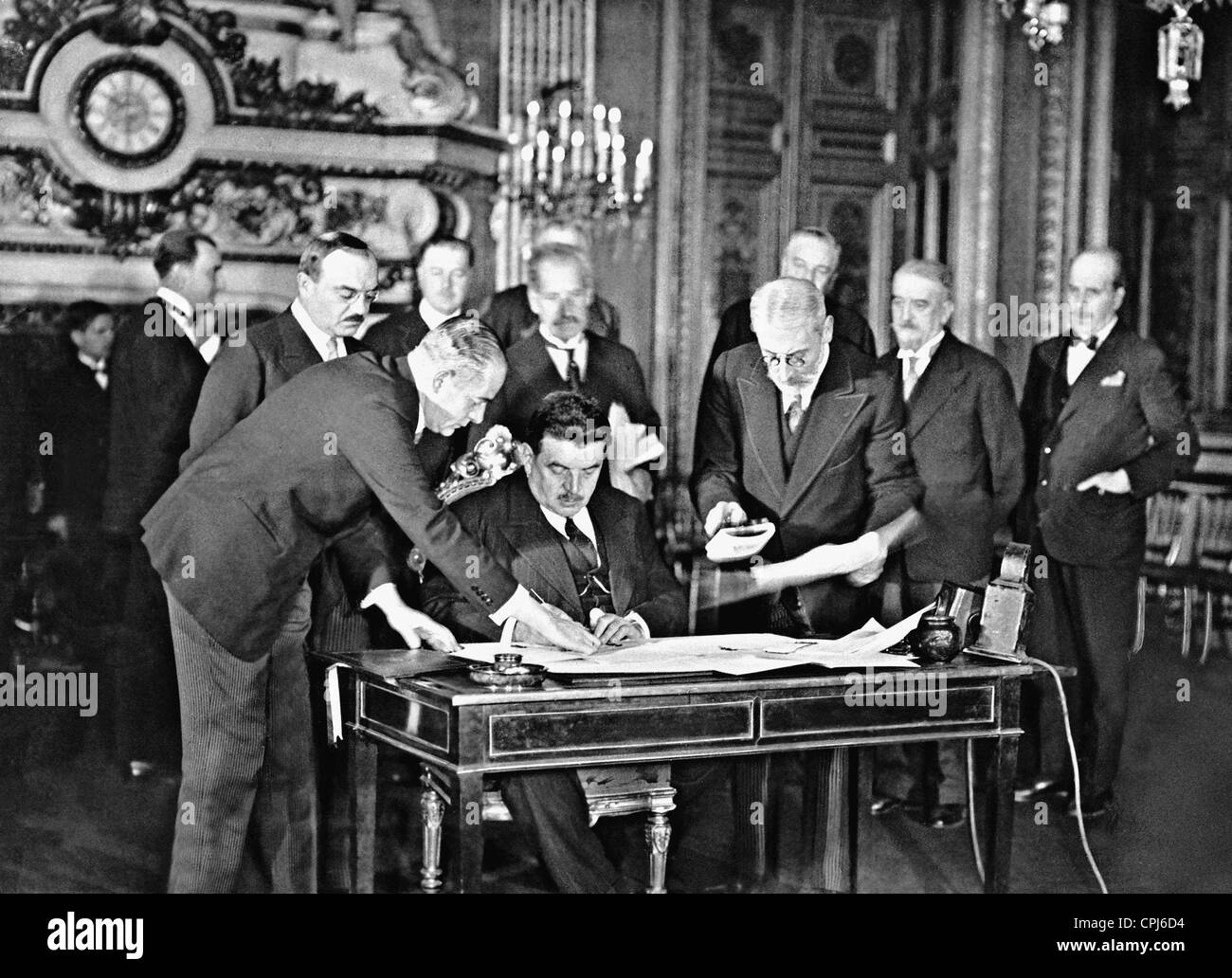 Edouard Herriot segni il patto di non aggressione con l'Unione Sovietica a Parigi, 1932 Foto Stock