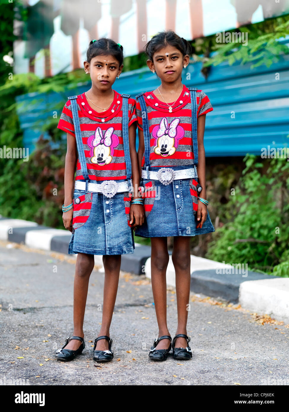 Indiano gemelli malese vestito in abiti identici. Foto Stock