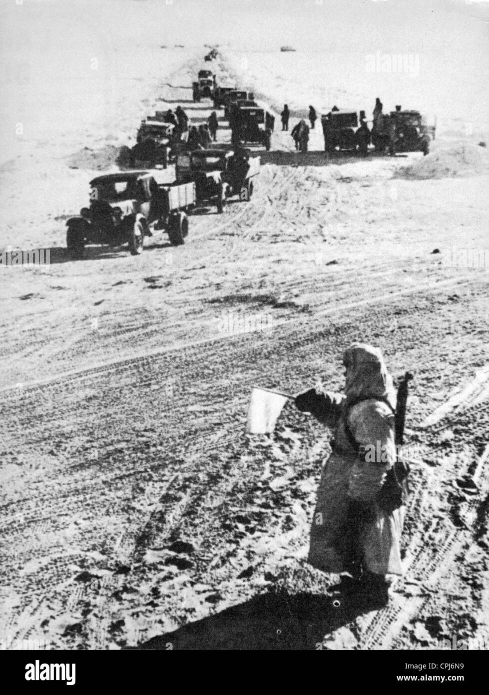 Esercito Russo di convogli che attraversa il lago ghiacciato Ladoga, 1941-42 (b/w photo) Foto Stock