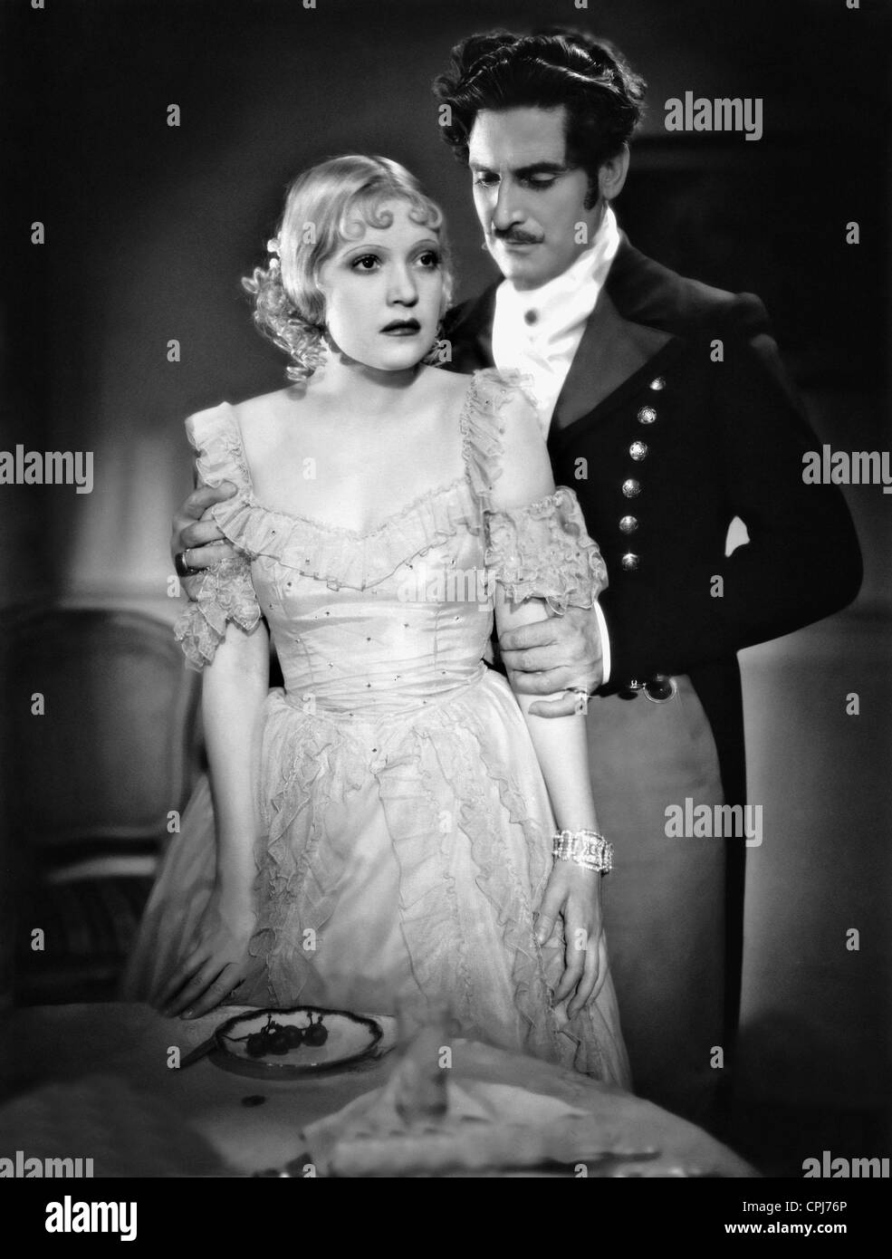 Martha Eggerth e Albrecht Schoenhals in 'il suo più grande successo', 1934 Foto Stock
