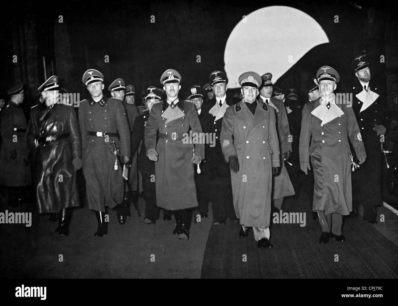 Conte Galeazzo Ciano con Joachim von Ribbentrop presso la stazione Anhalter, 1941 Foto Stock