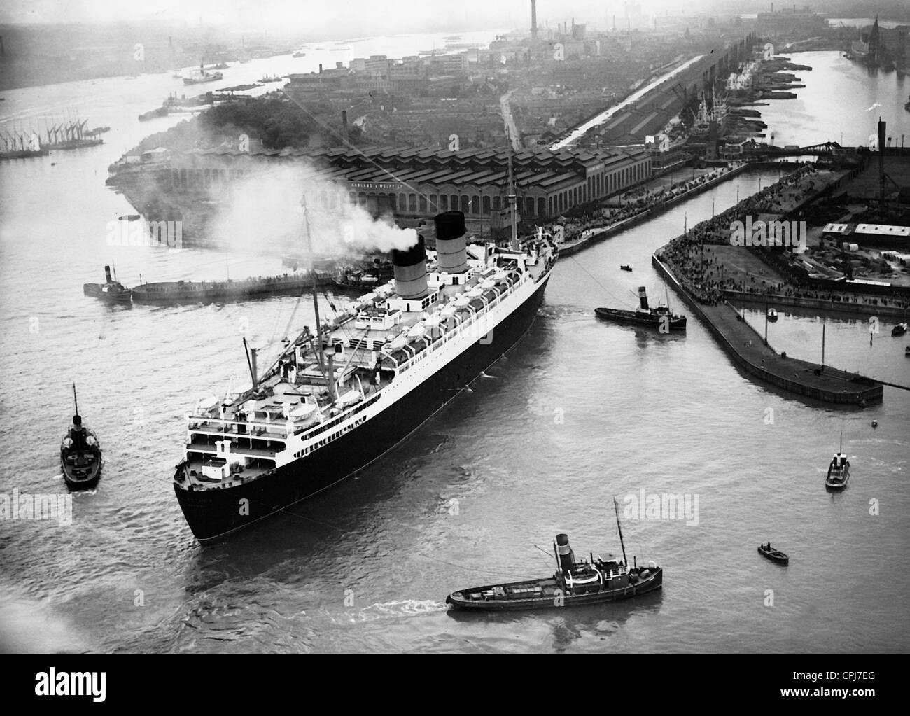 La nave passeggeri 'Mauretania' entra nel porto di Londra, 1939 Foto Stock