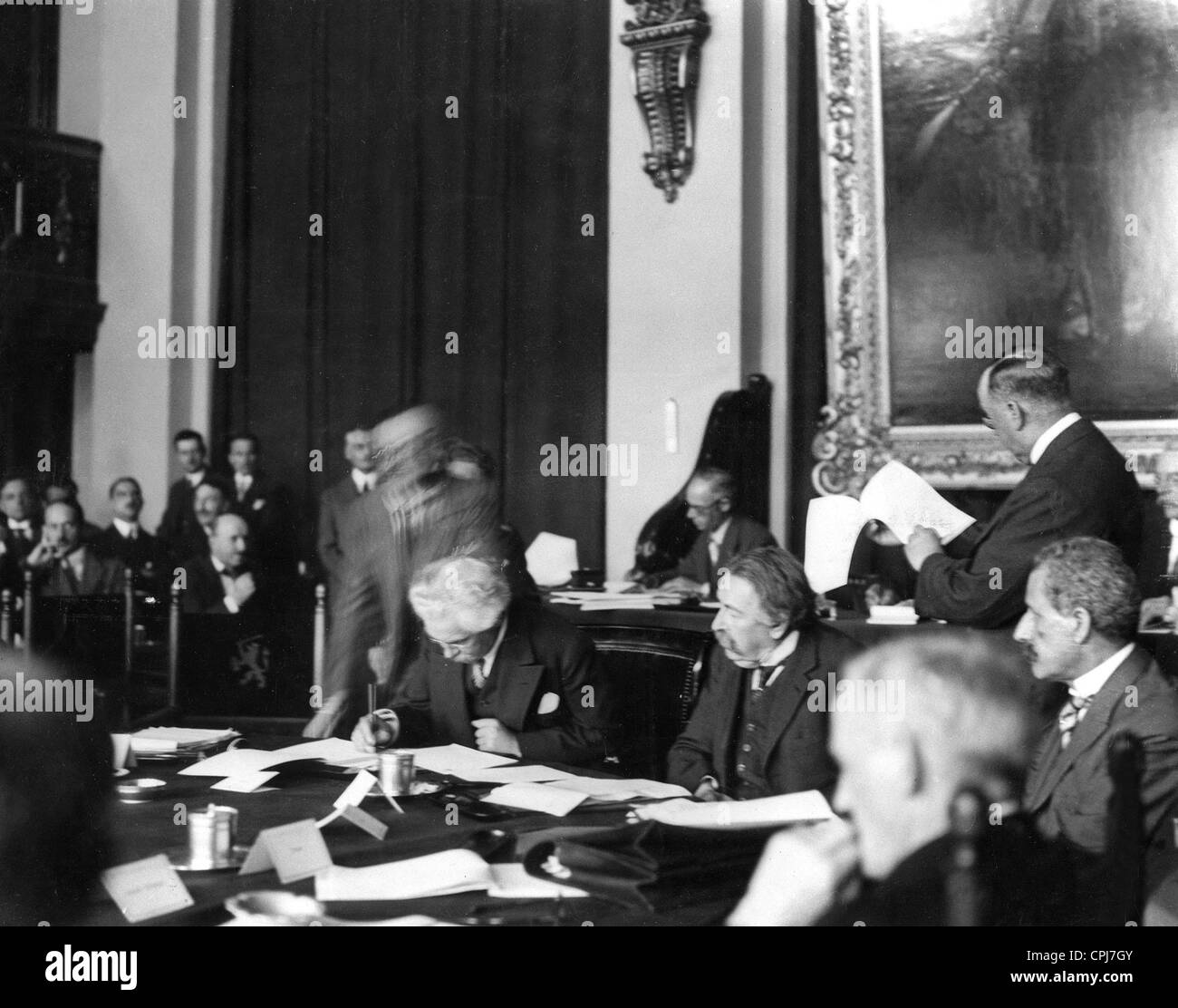 La prima conferenza dell' Aia, 1929 - firma del trattato Foto Stock