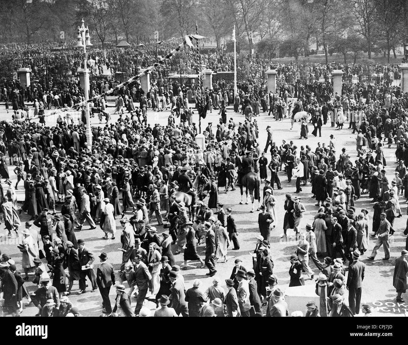 La folla alla cerimonia in occasione del Giubileo d'argento della re, 1935 Foto Stock