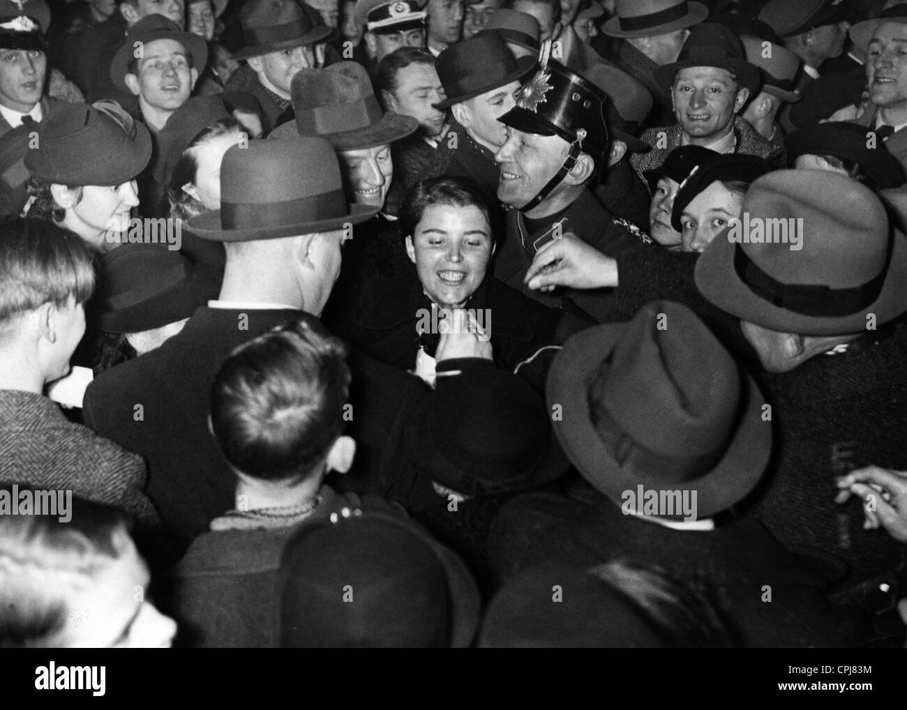 Toni van Eyck raccoglie per l'inverno sollievo, 1936 Foto Stock
