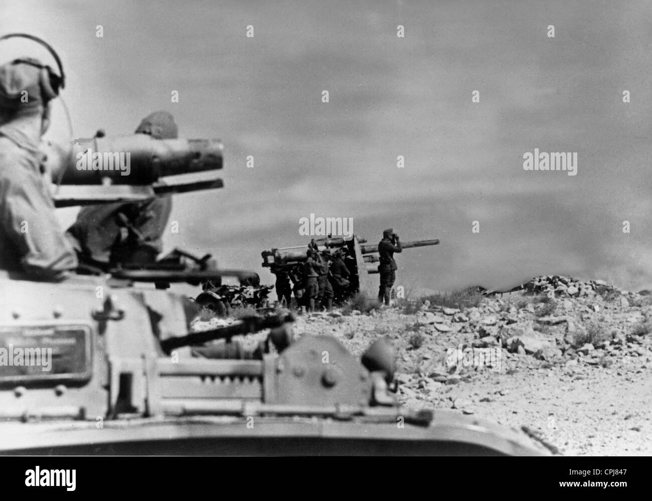 Un serbatoio e un cannone antiaereo dell'Afrika Korps di Marsa el Brega, 1941 Foto Stock