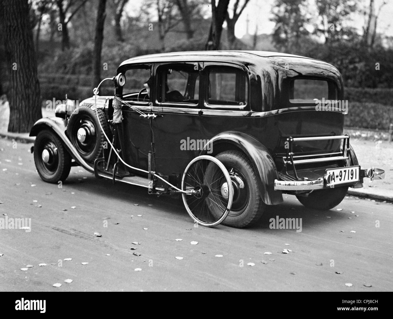 Misurare la distanza di frenatura di un auto, 1934 Foto Stock