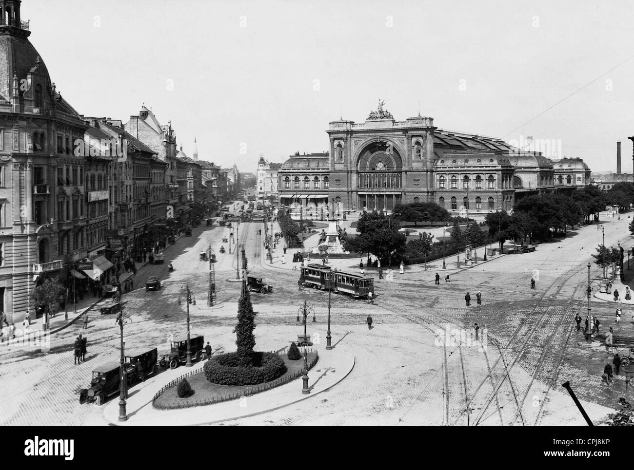 Piazza davanti alla Stazione Ferroviaria Orientale di Budapest, 1929 Foto Stock