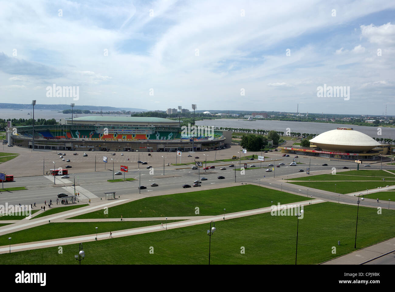 Lo stadio centrale. Street e la casa in città di Kazan, il Tatarstan, Russia Foto Stock