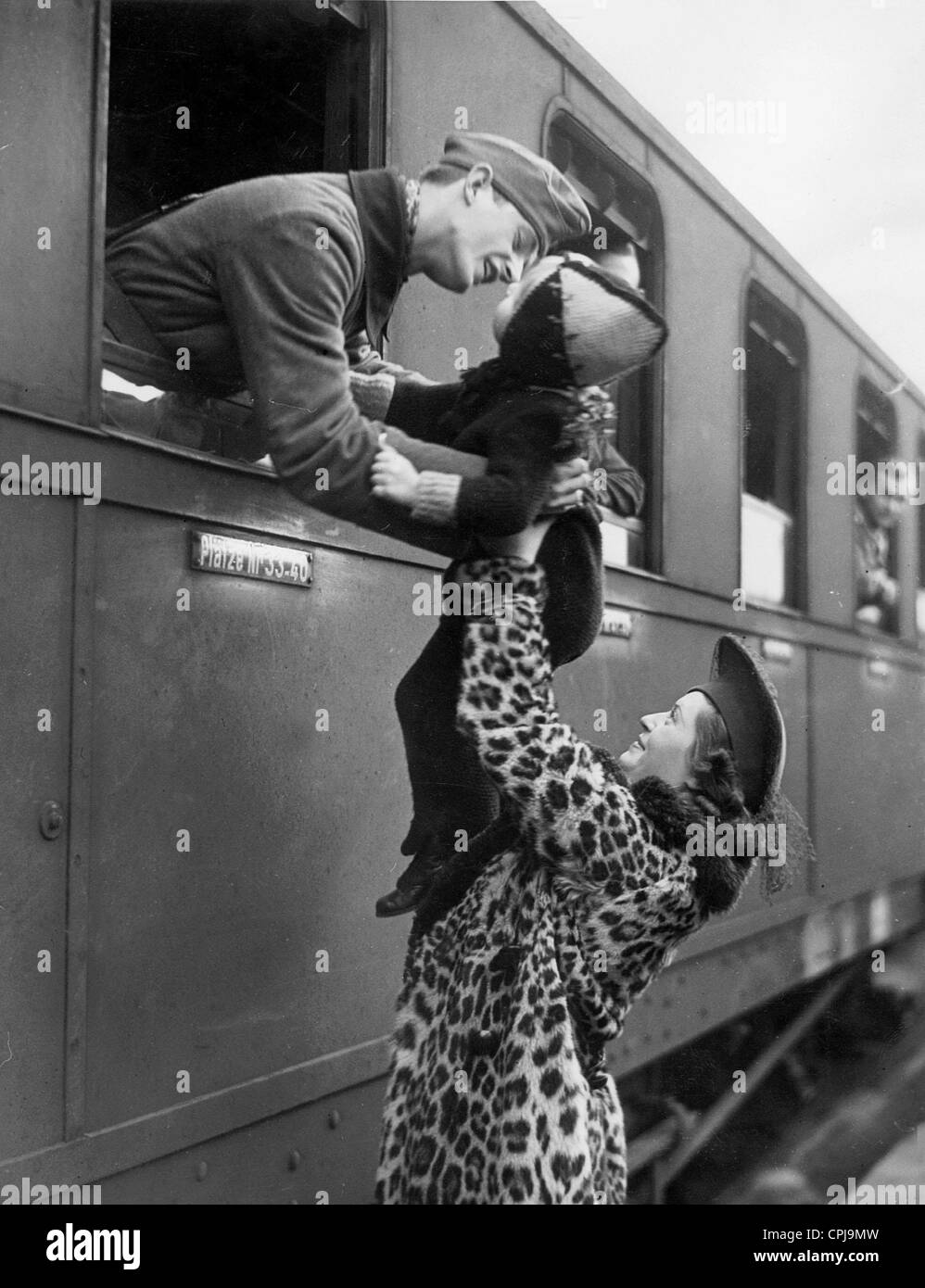 La partenza di un soldato in congedo presso la stazione ferroviaria Foto Stock