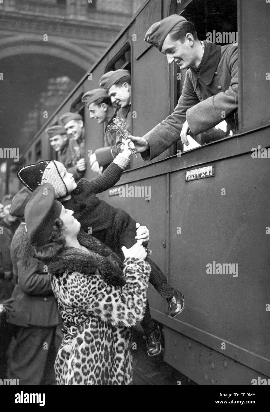La partenza di un soldato in congedo presso la stazione ferroviaria Foto Stock