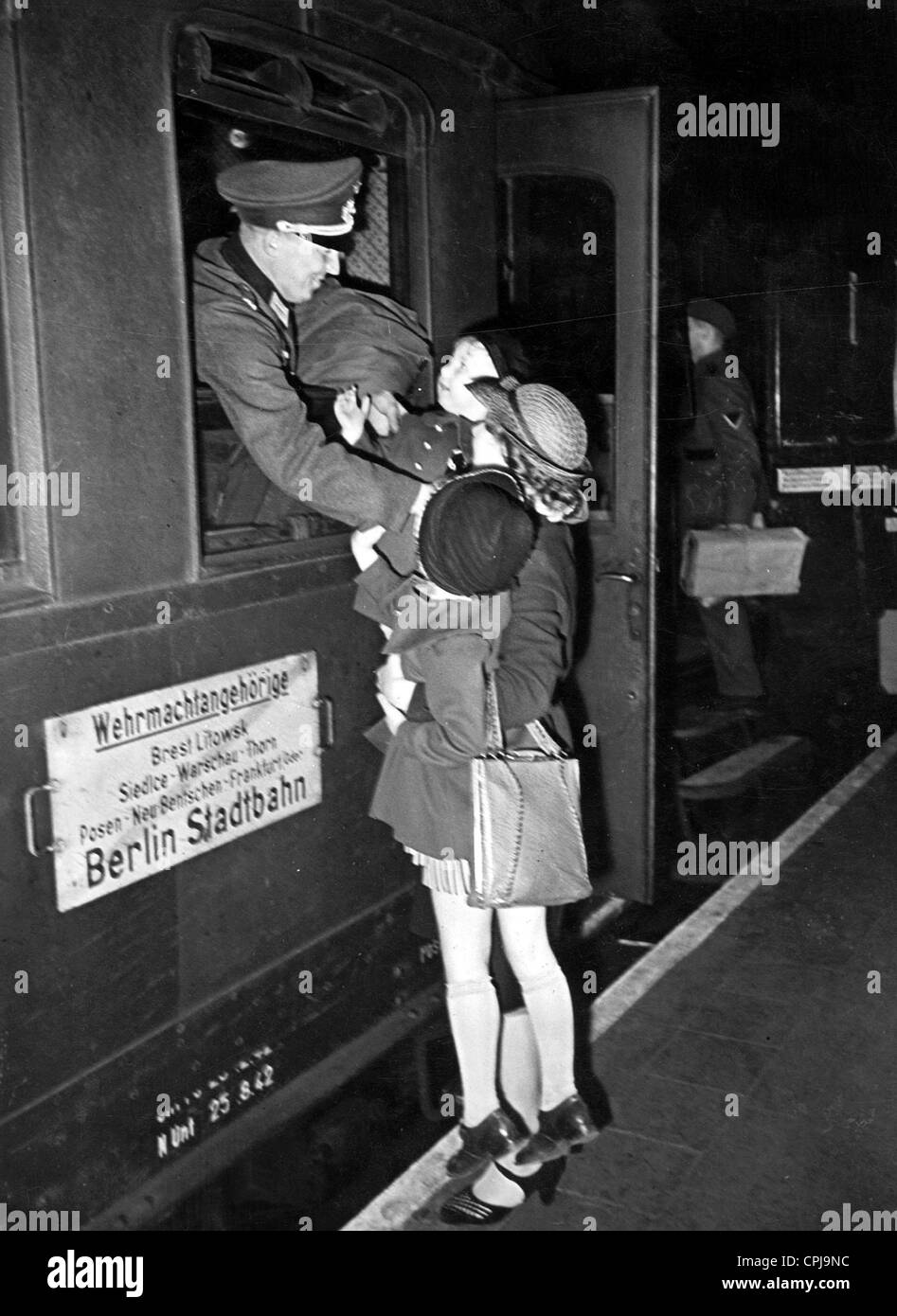 Soldato in congedo: una famiglia dice addio ad una stazione ferroviaria di Berlino Foto Stock