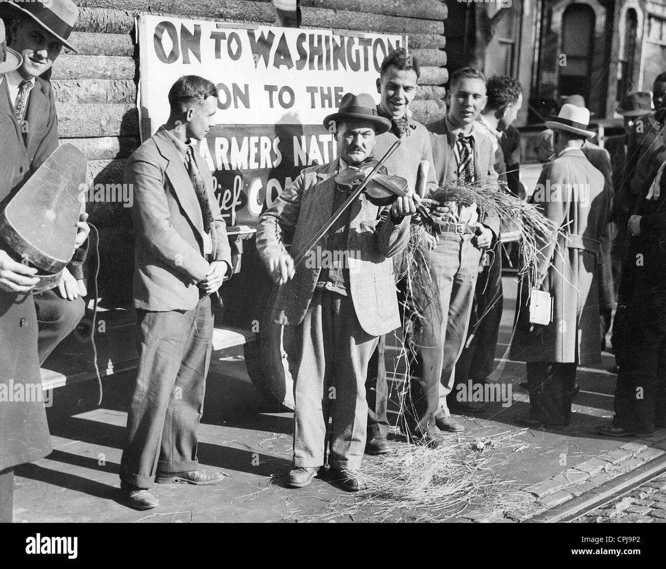 Violino-playing agricoltore durante la Grande Depressione, 1932 Foto Stock