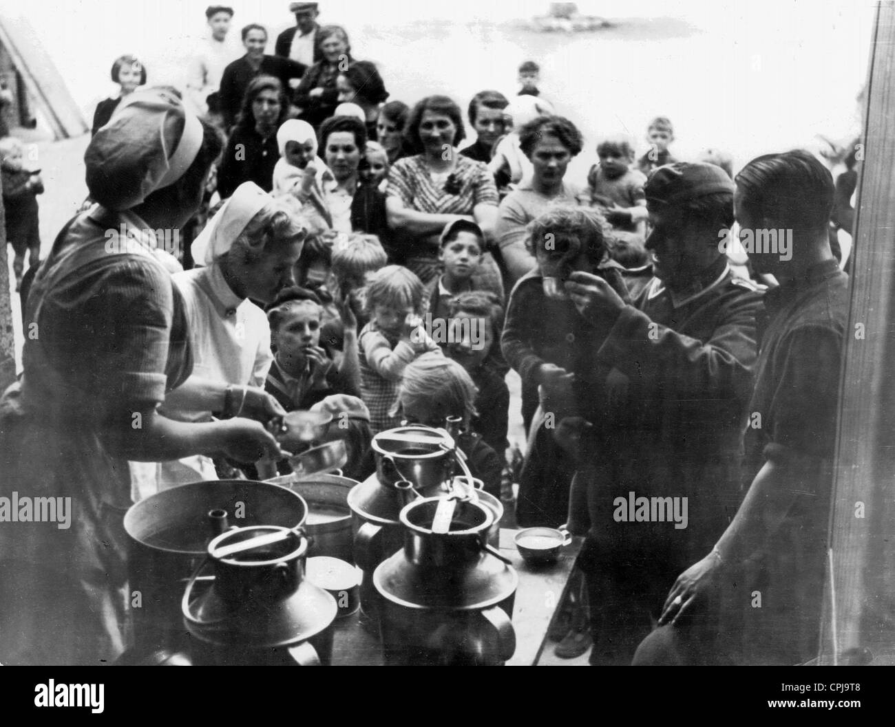 Cibo per i rifugiati sul fronte orientale, 1944/45 Foto Stock