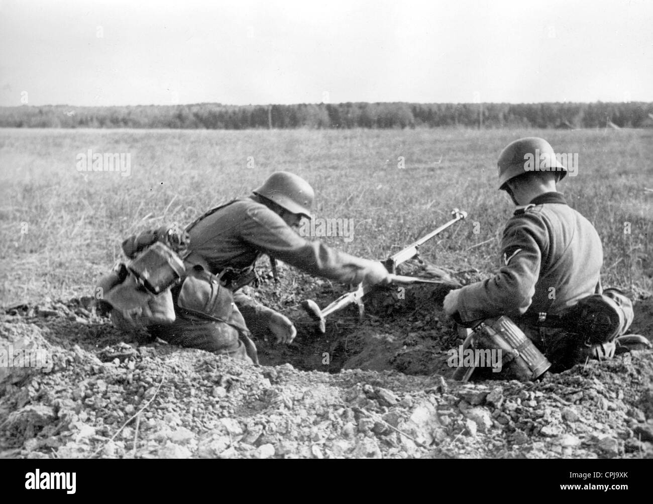 I soldati tedeschi scavare un buco per coprire, fronte orientale, 1941 Foto Stock