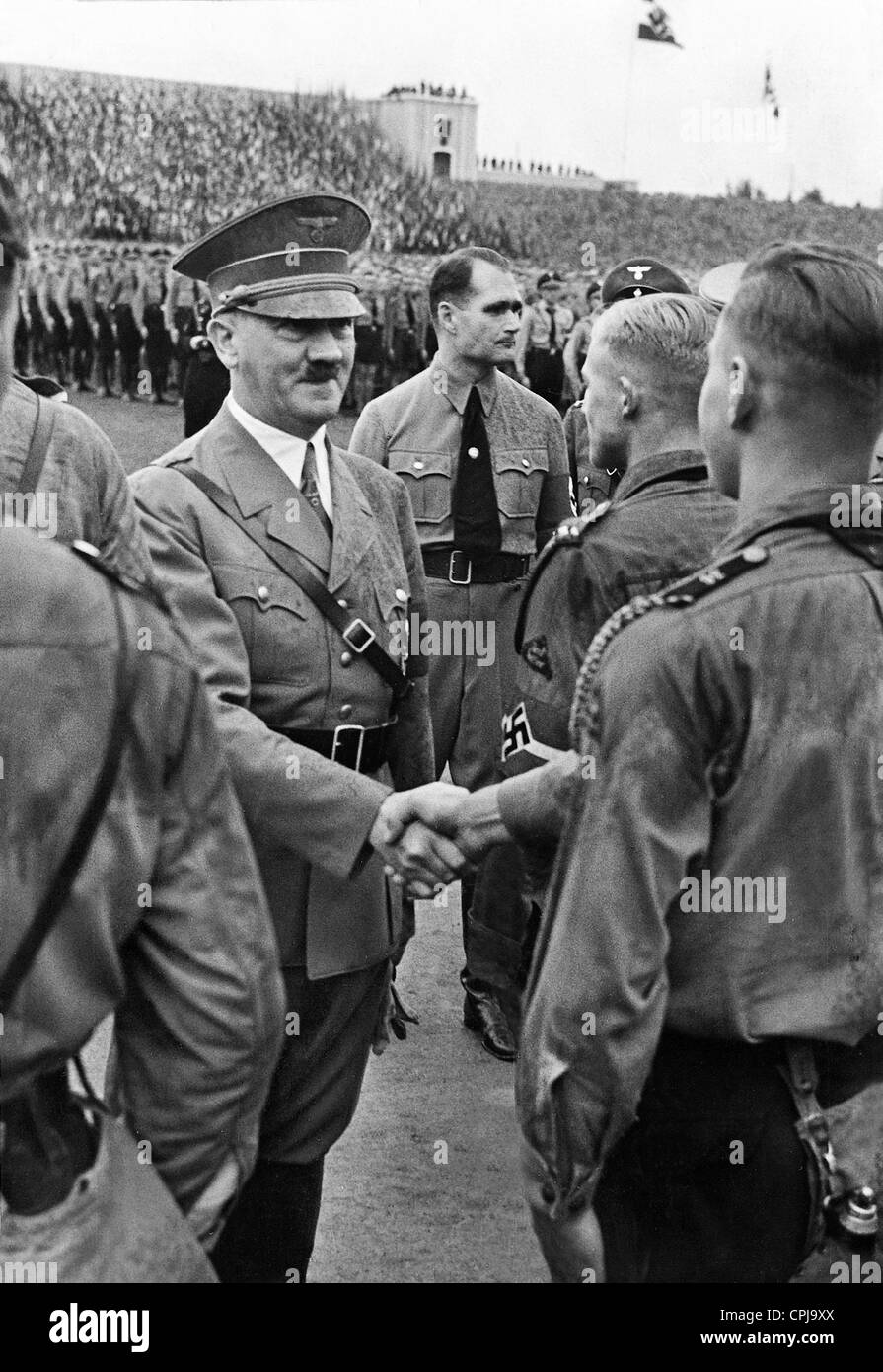 Adolf Hitler accoglie favorevolmente la Gioventù Hitleriana, dietro è Rudolf Hess Foto Stock