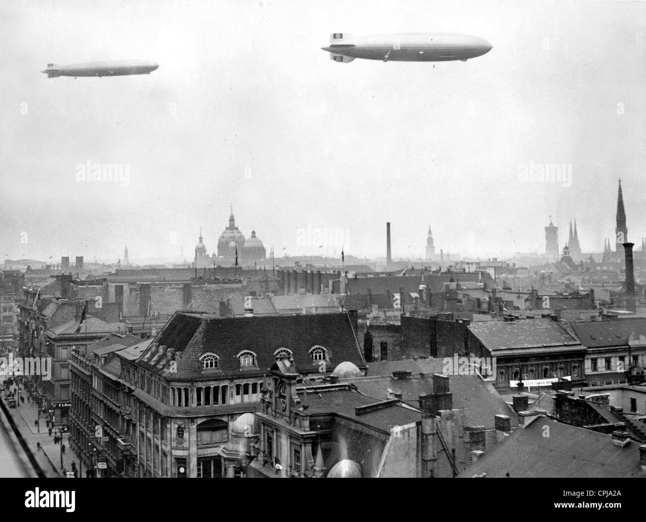 I dirigibili "Graf Zeppelin' e 'Hindenburg' sopra Berlino, 1936 Foto Stock