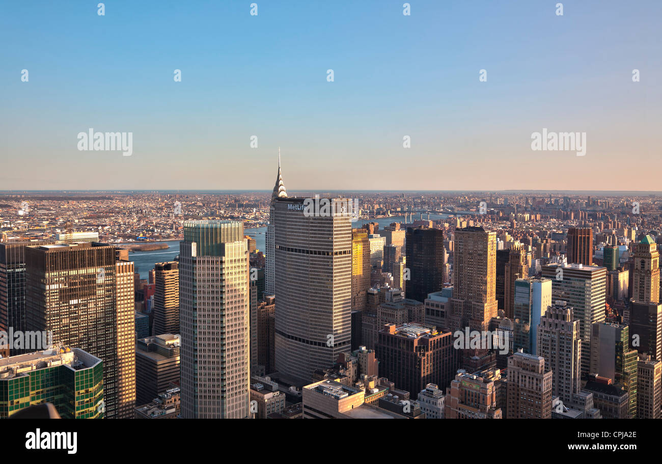 Vista di Chrysler e MetLife edificio verso la parte inferiore di Manhattan dalla cima del Rockefeller Center di New York City. Foto Stock