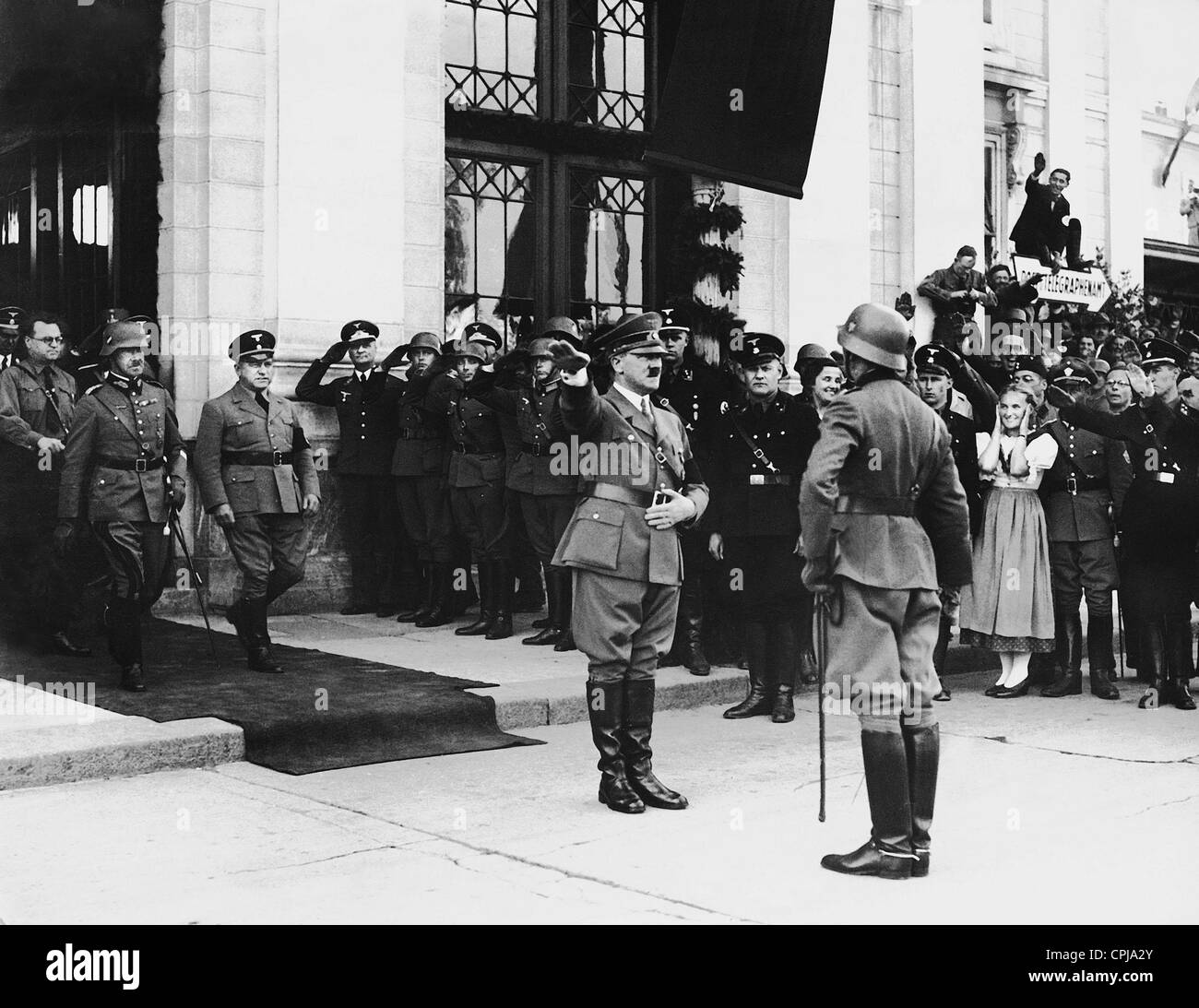 Adolf Hitler e Josef Burckel di fronte alla stazione centrale di Graz, 1938 Foto Stock
