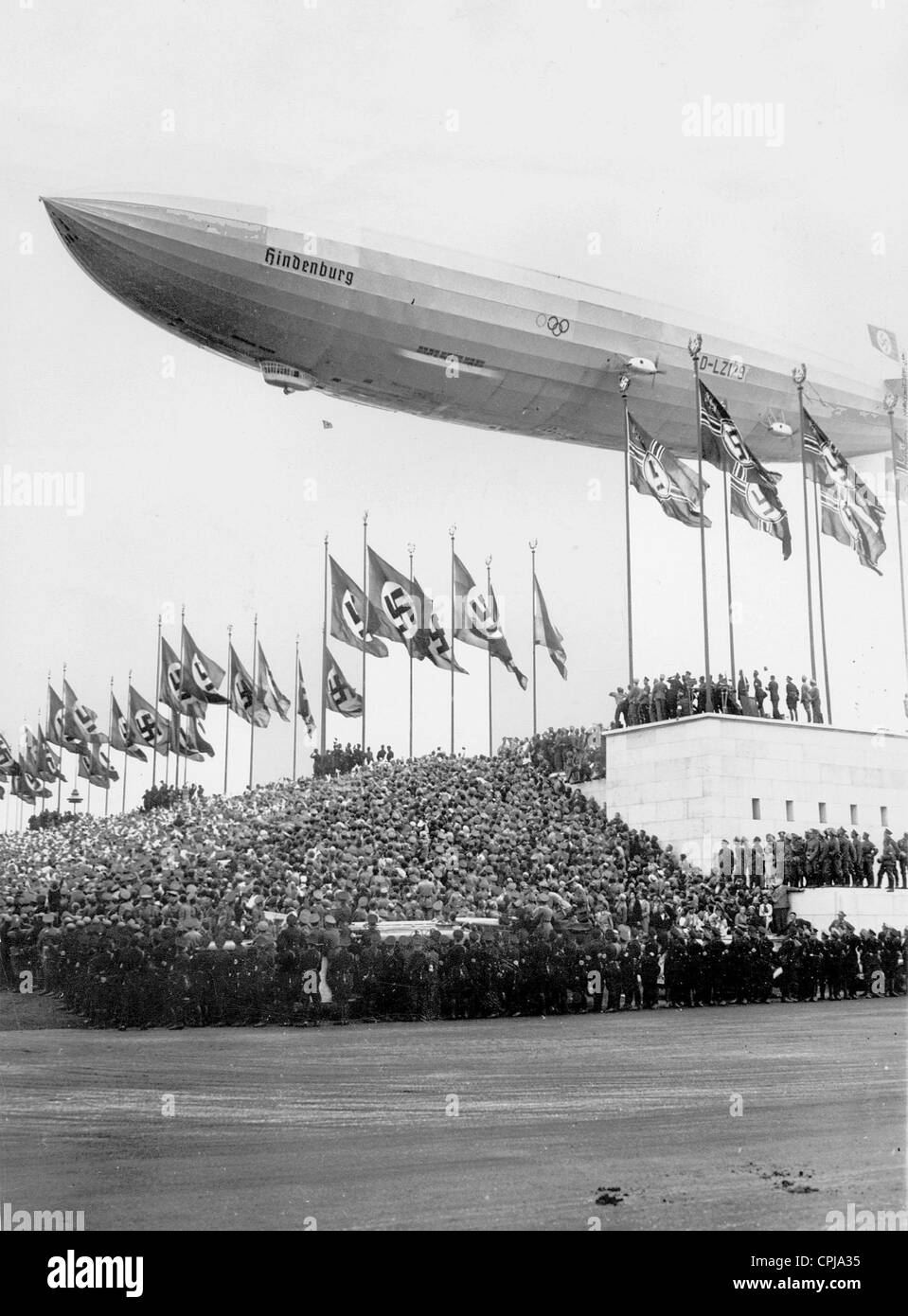 Dirigibile LZ 129 'Hindenburg' oltre il campo di Zeppelin a Norimberga, 1936 Foto Stock