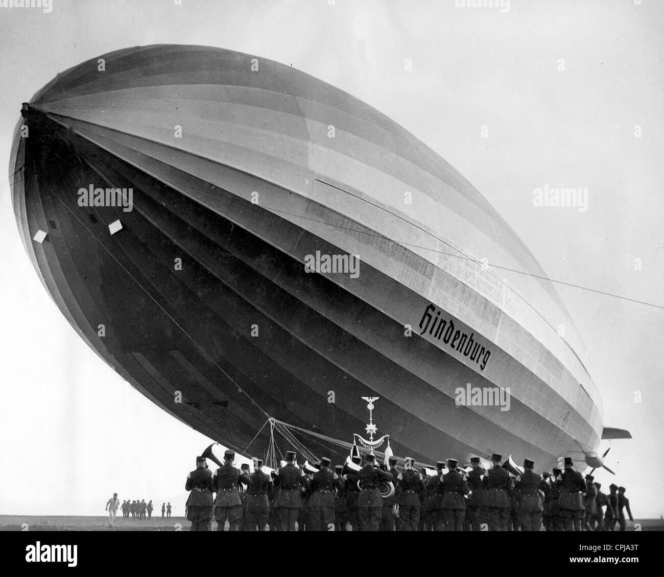 Zeppelin LZ 129 'Hindenburg' prima il suo atterraggio all' aeroporto di Francoforte, 1936 Foto Stock