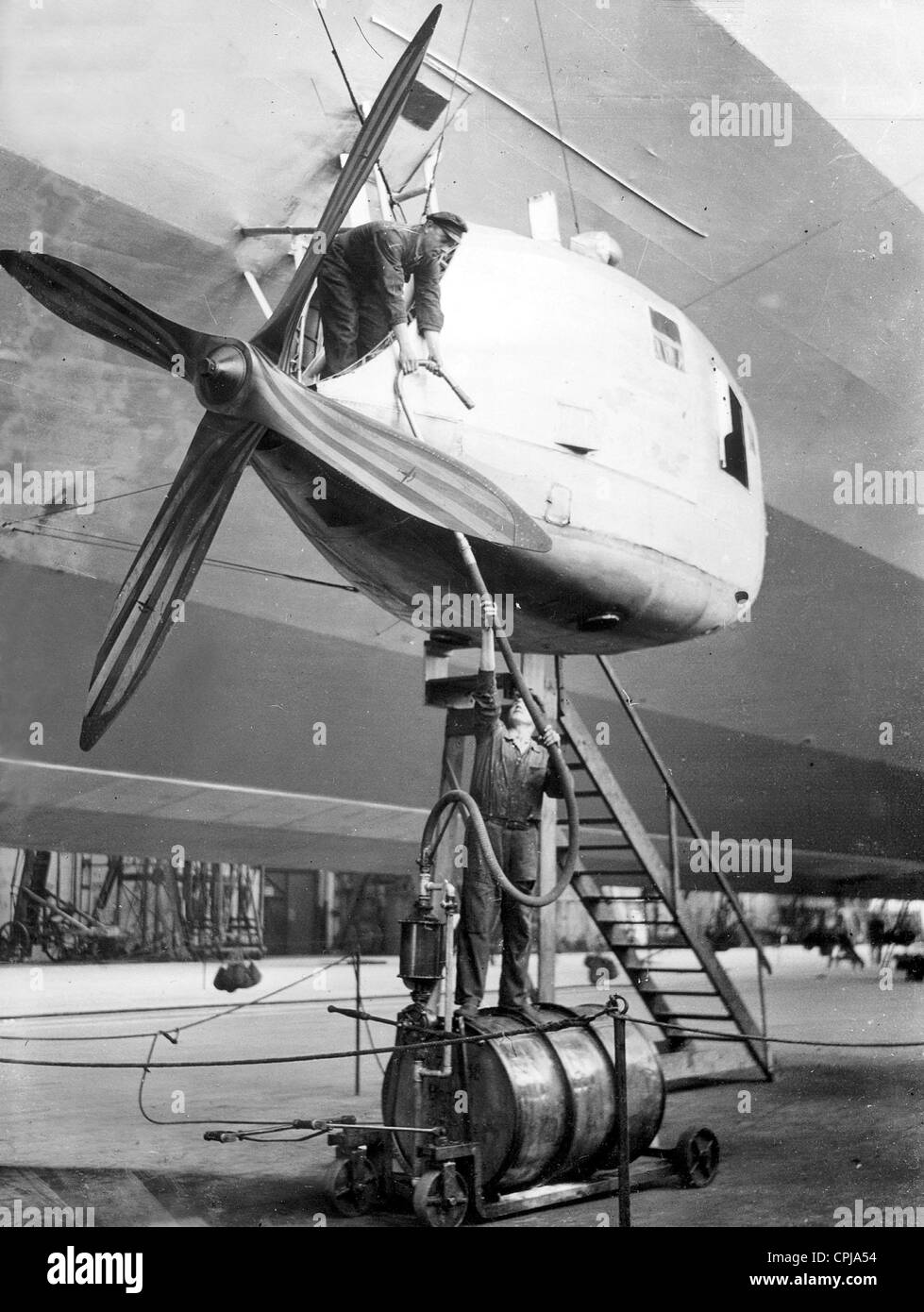 L'olio viene rabboccato nel motore della LZ 127 "Graf Zeppelin', 1934 Foto Stock