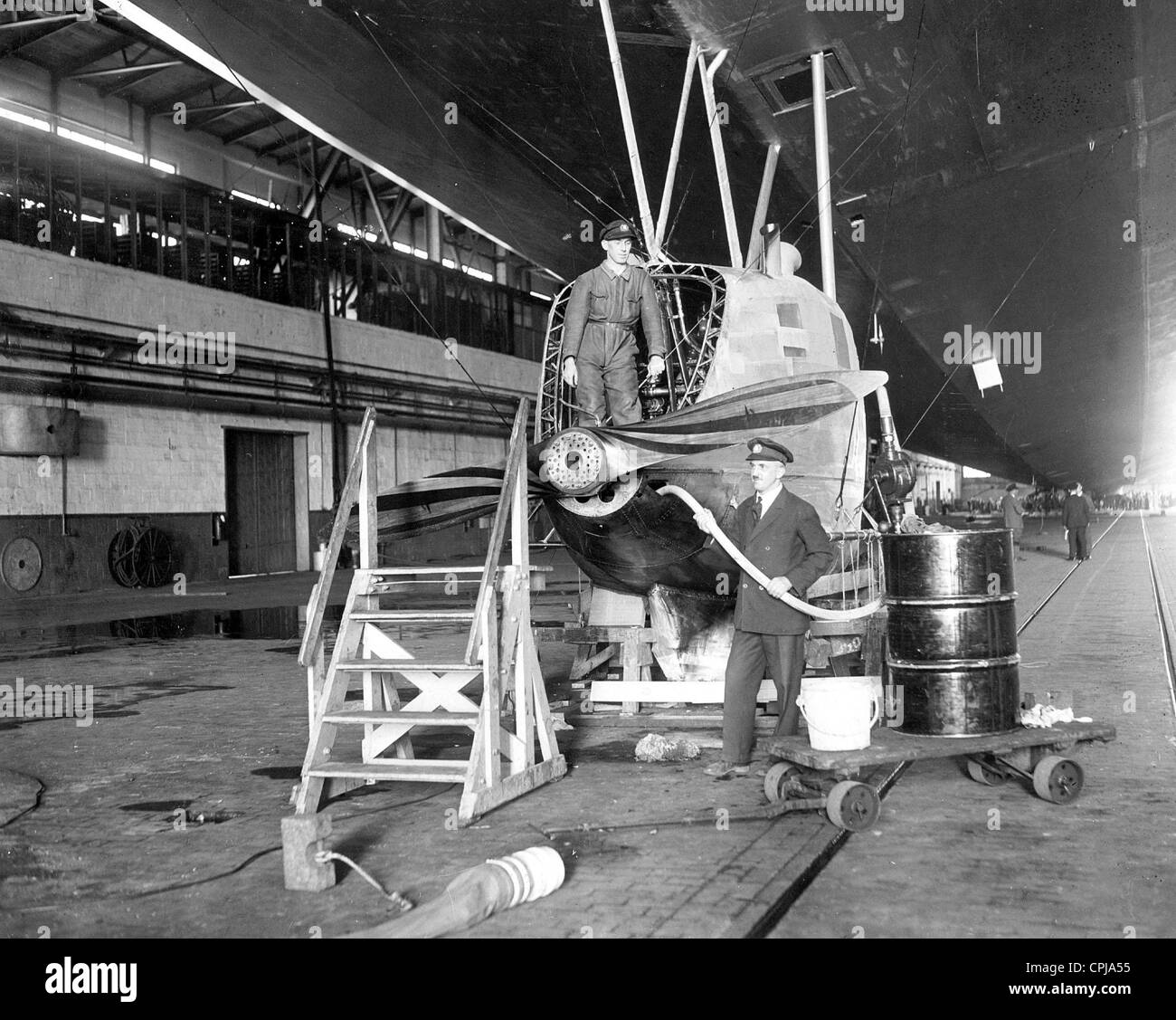 Il motore viene rabboccato con olio del dirigibile LZ 127 "Graf Zeppelin', 1929 Foto Stock