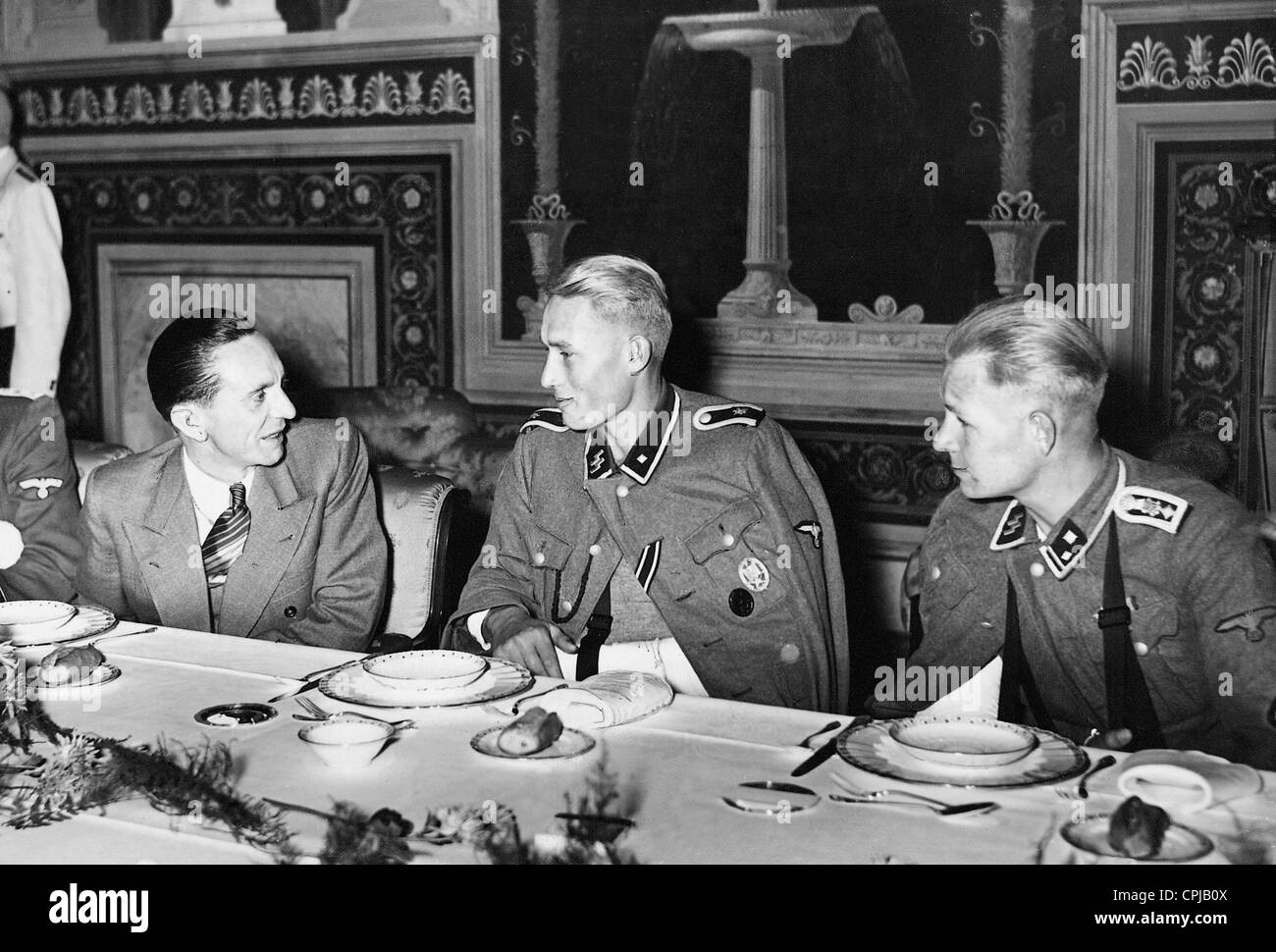Joseph Goebbels con soldati dell'arma-SS, 1941 Foto Stock