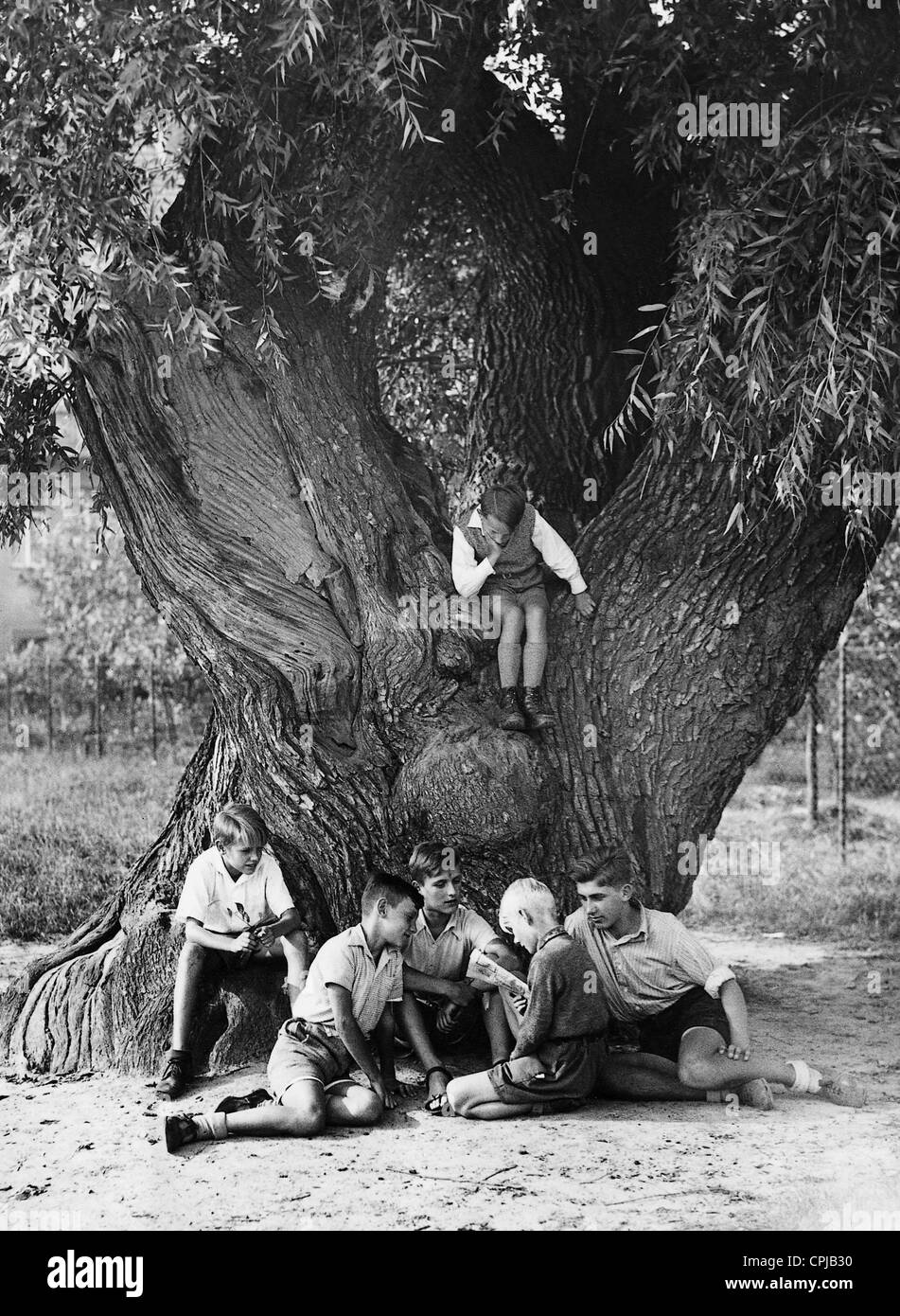 I ragazzi trascorrono il loro tempo libero in natura, 1937 Foto Stock