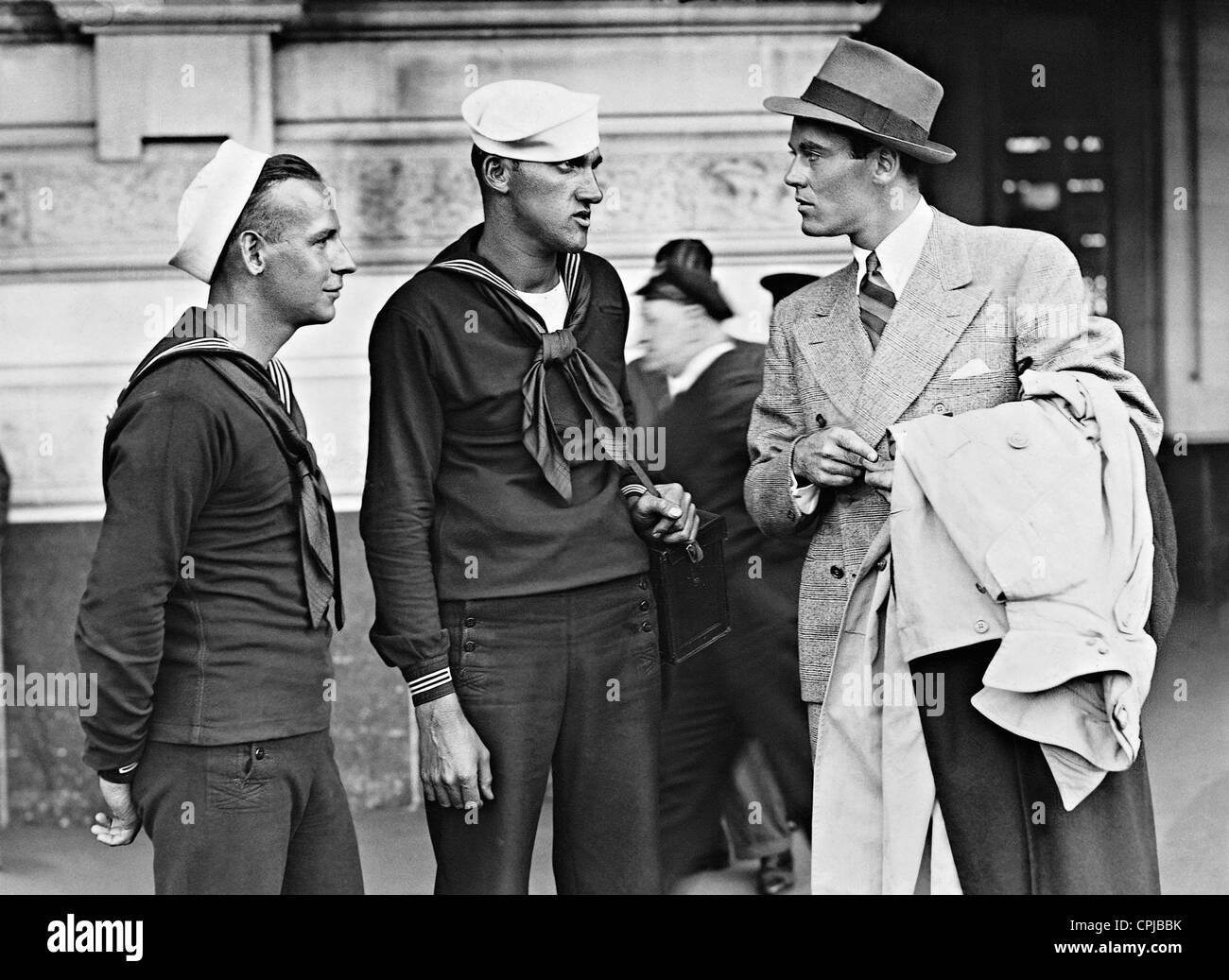 Henry Fonda durante un colloquio con i marinai americani, 1936 Foto Stock