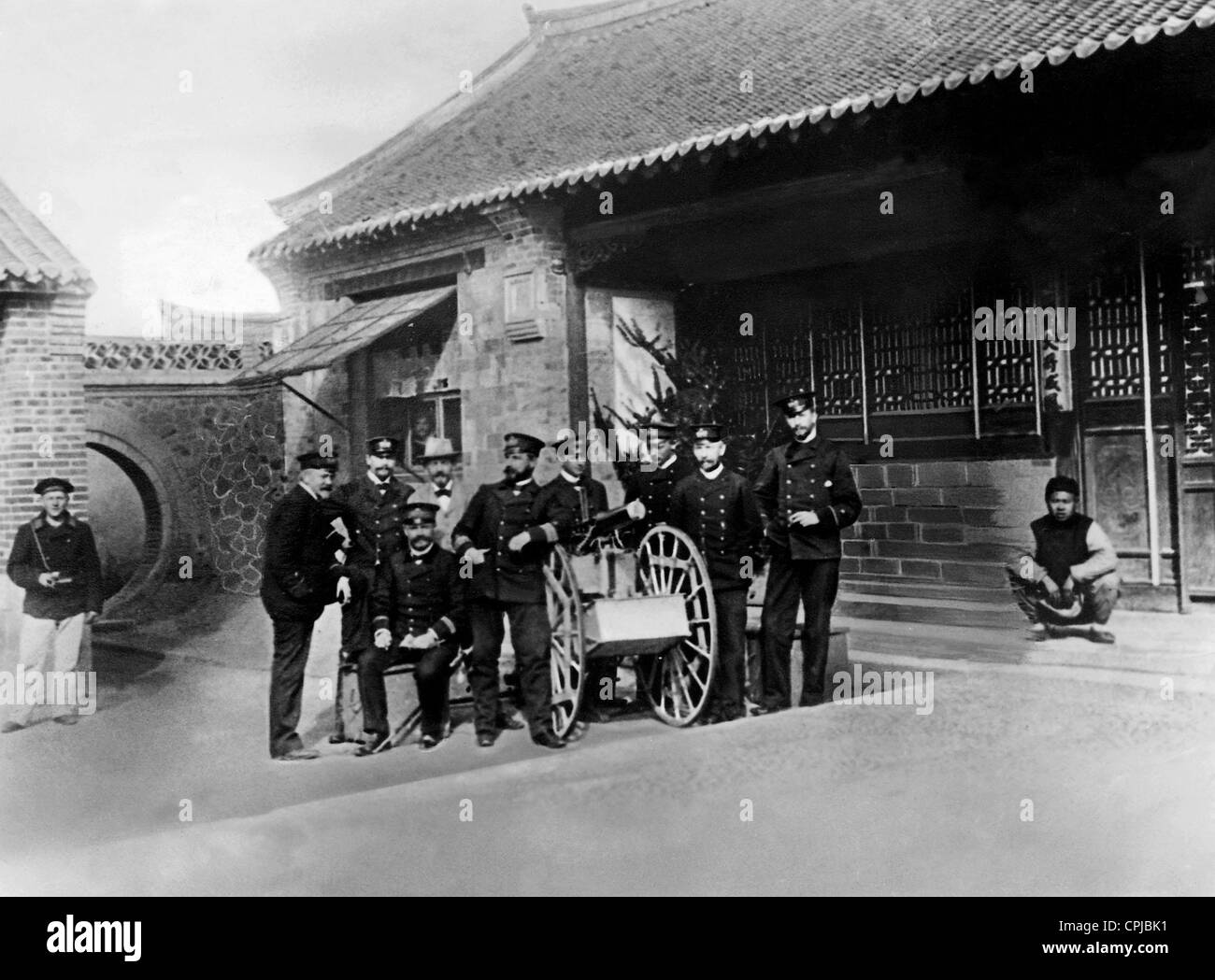 Capitano di mare Zeye con i suoi ufficiali e interpreti, 1897 Foto Stock