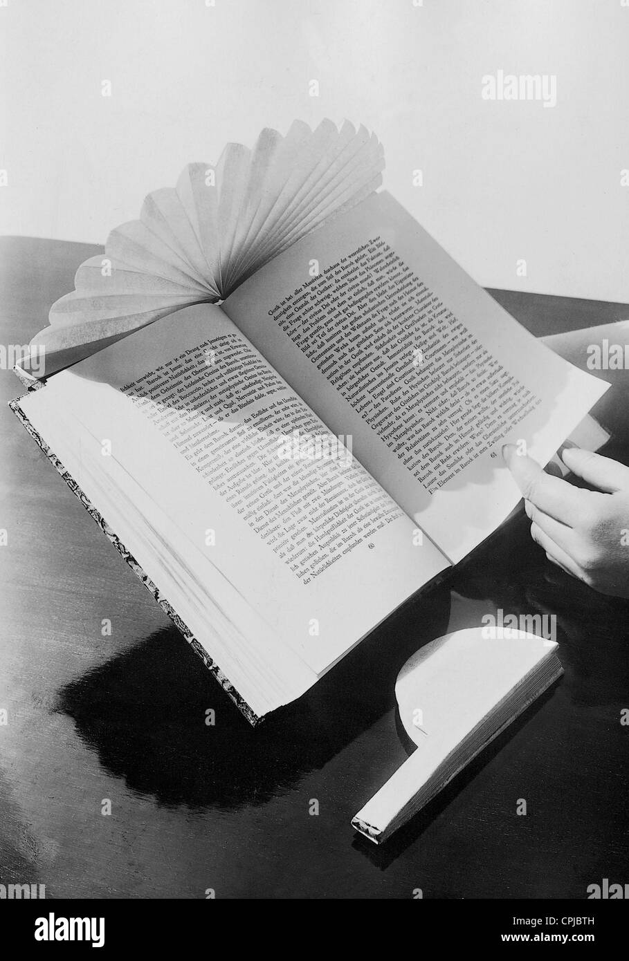 La lettura di visiera contro il sole, 1935 Foto Stock