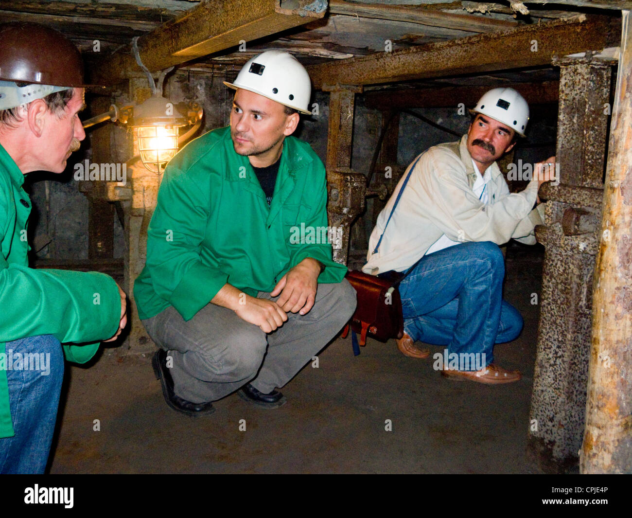 Turistico / turisti / adulti / maschio turisti in tunnel sotterraneo al Louisa della miniera di carbone di museo. Zabrze, Slesia. La Polonia. Foto Stock