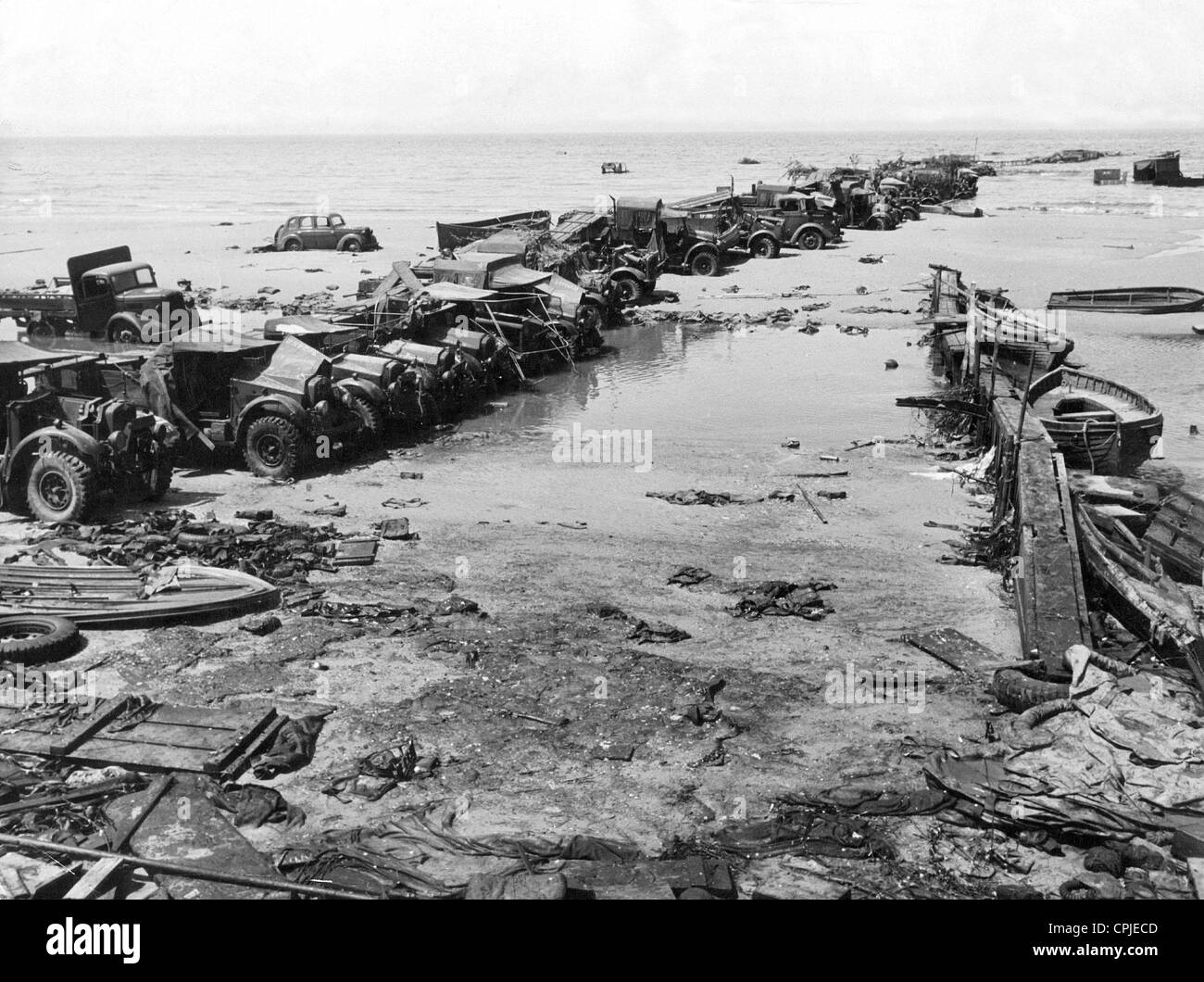 British autocarri sulla spiaggia di Dunkerque, 1940 Foto Stock