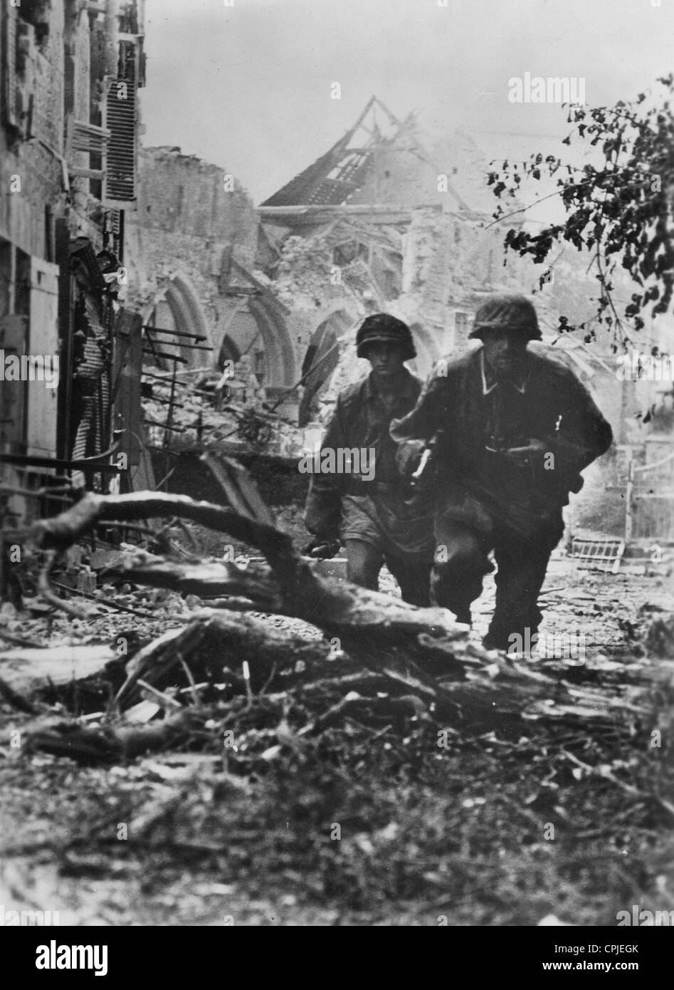 SS soldati in un villaggio in Normandia, 1944 Foto Stock